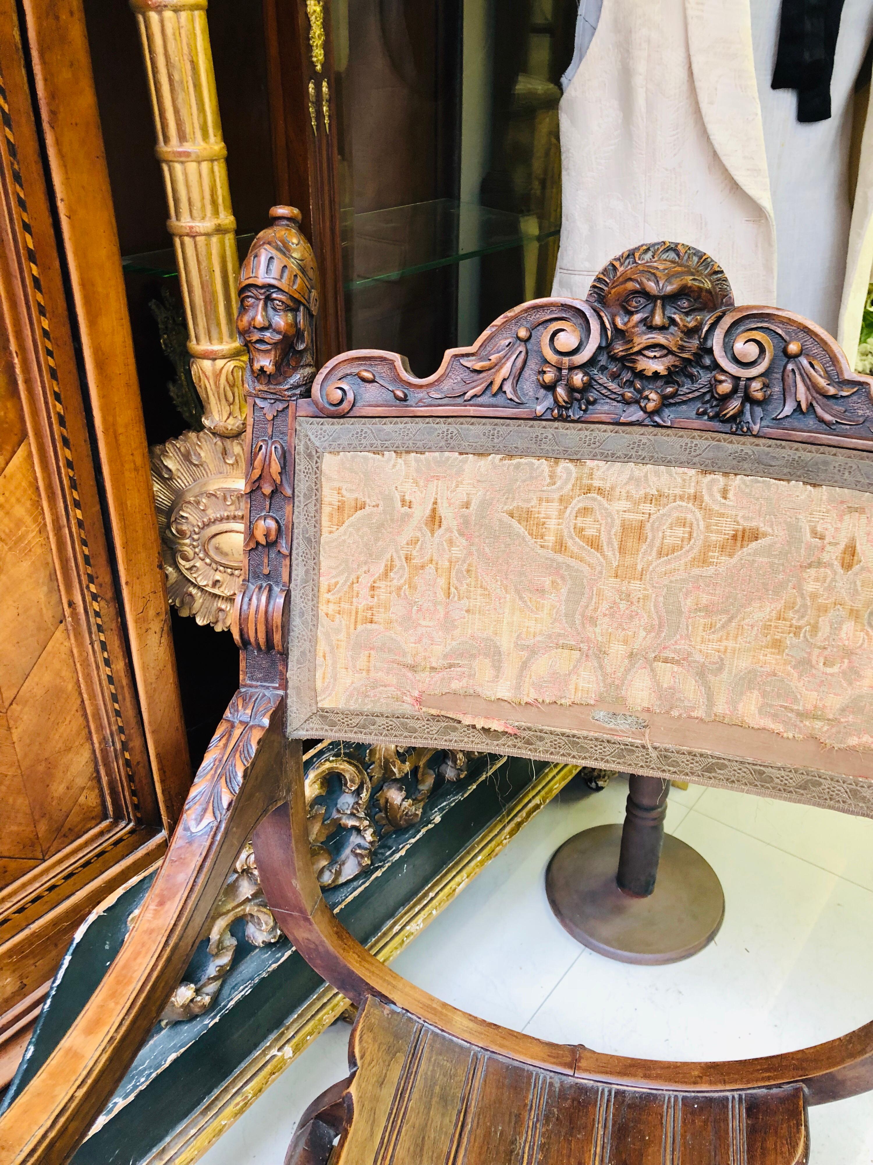 Großer handgeschnitzter Savonarola-Stuhl aus Nussbaumholz, Henry II.-Stil, 19. Jahrhundert (Handgeschnitzt)
