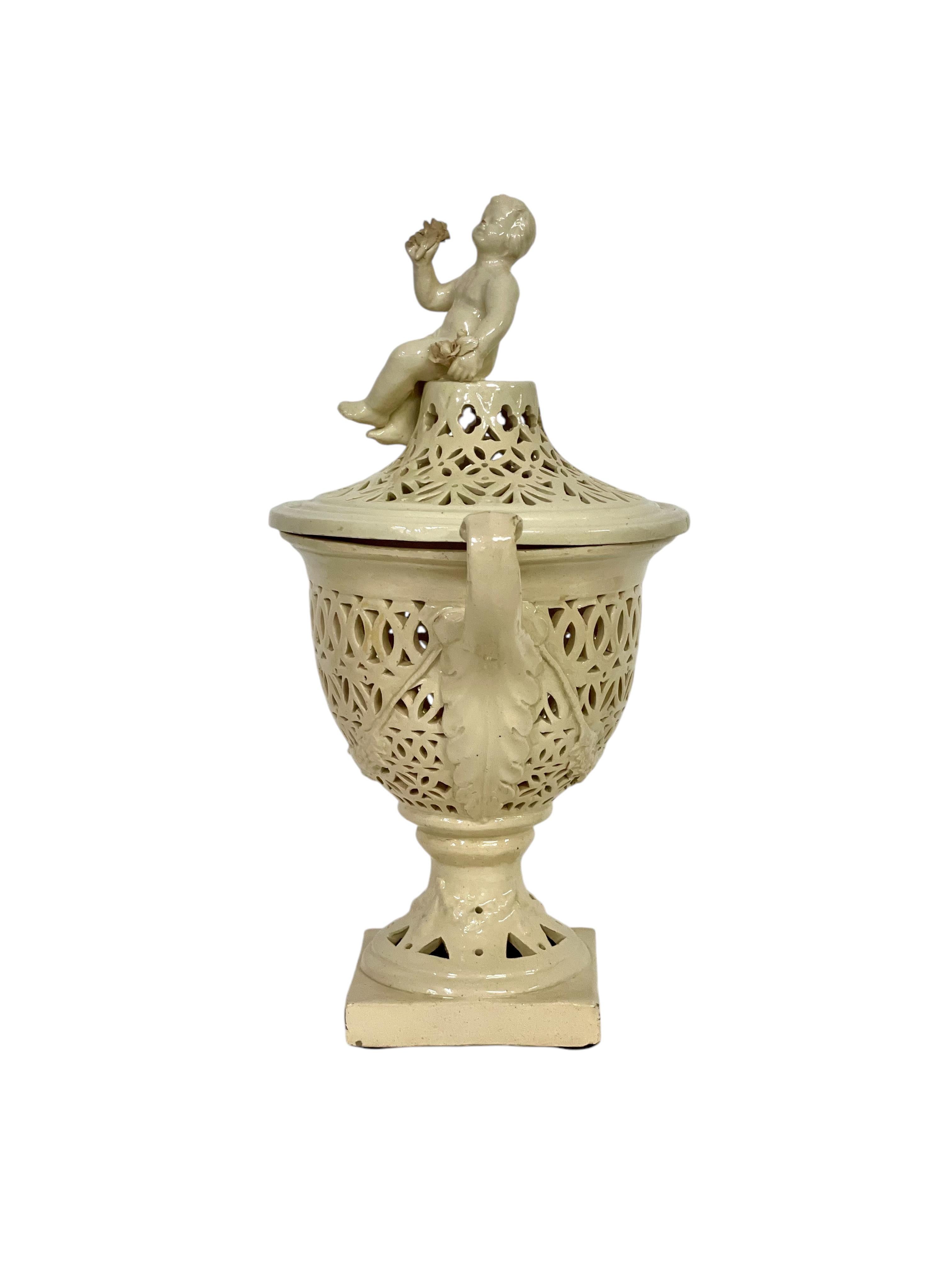 Questo squisito bruciaprofumi in ceramica italiana del XIX secolo è un pezzo notevole che incarna l'eleganza e l'intricata maestria artigianale. Alto oltre 30 cm, questo oggetto d'antiquariato è realizzato in ceramica smaltata con delicati dettagli