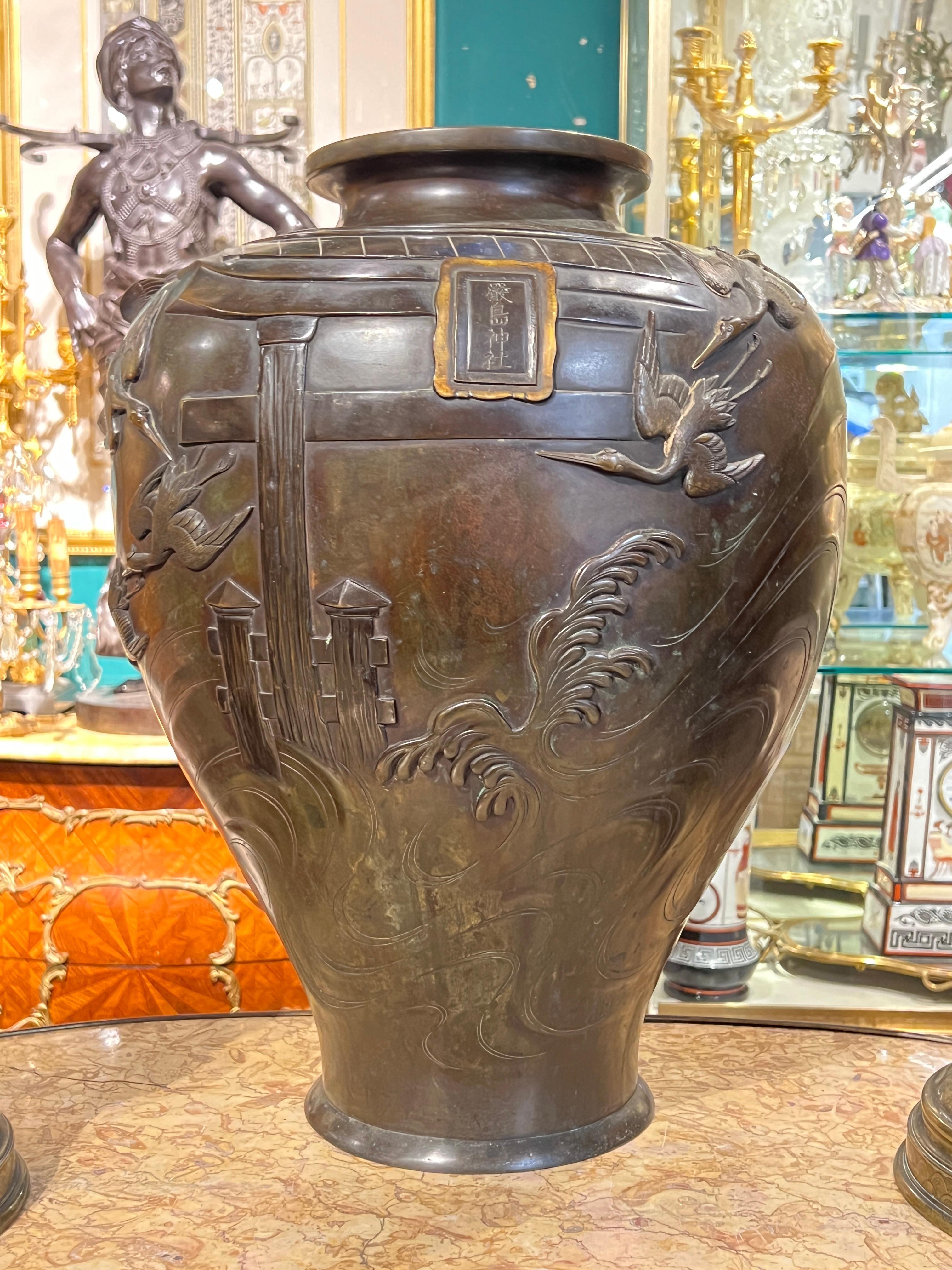 19th Century Large Japanese Meiji Period Bronze Vase  In Good Condition For Sale In New York, NY