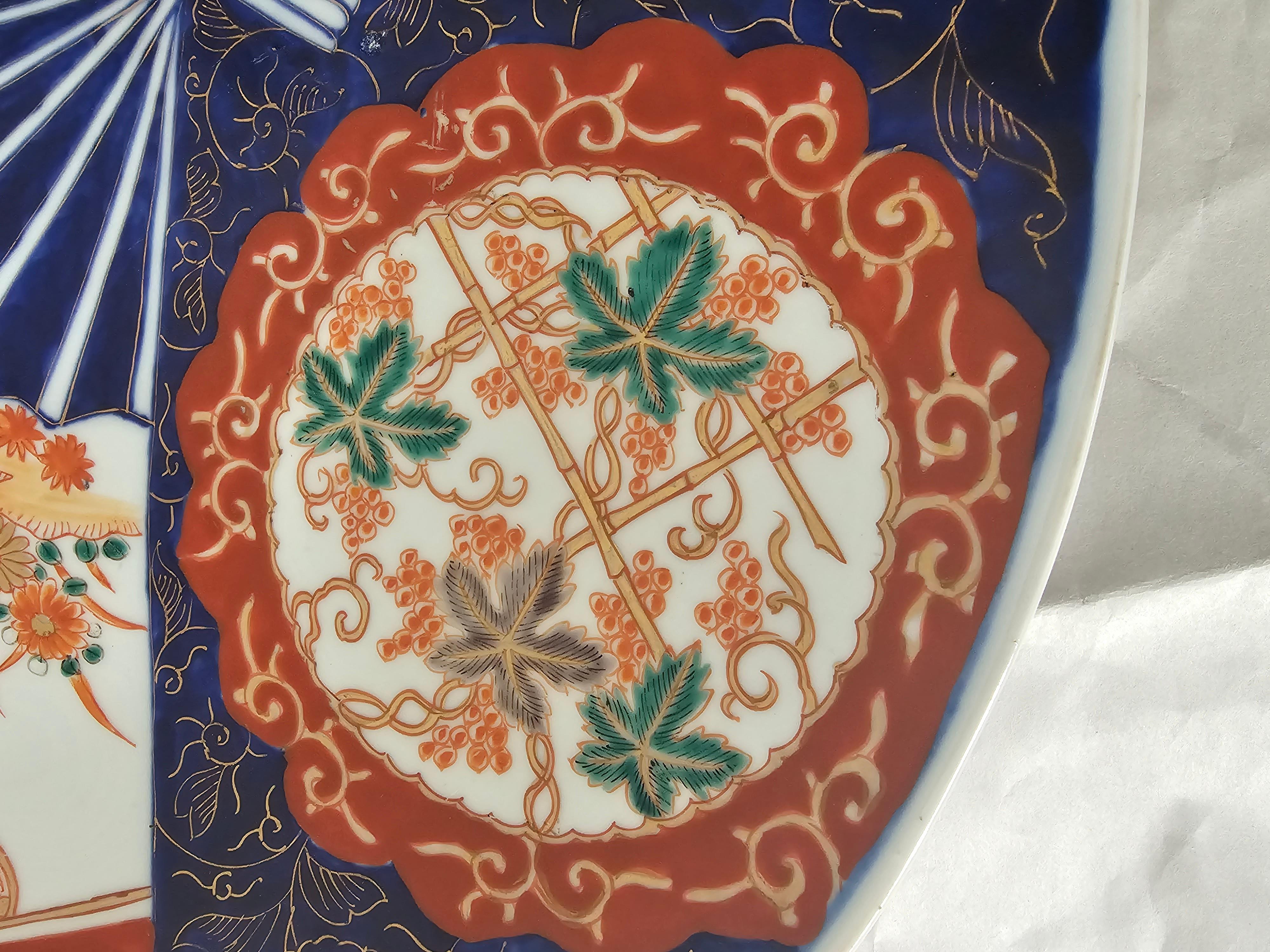 Gran Plato Japonés del Siglo XIX Decorado con Imari Puro siglo XIX en venta
