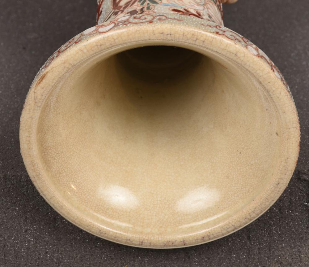 Große japanische Satsuma-Moriage-Vase aus dem 19. Jahrhundert im Angebot 1
