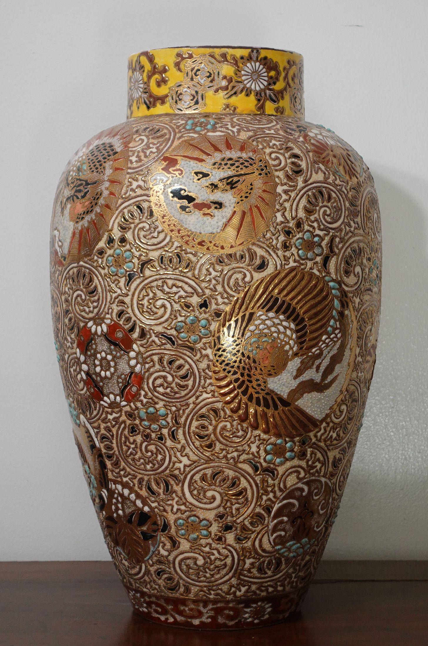 Meiji-Periode, große Vase aus Satsuma-Porzellan, verziert mit Drachen- und Blumenmuster.
 