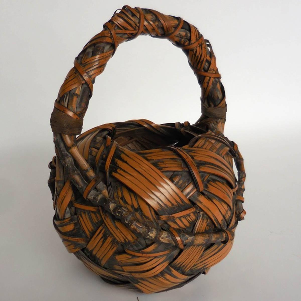 Rustic 19th century woven light color bamboo and root basket (kago) for floral arrangements (ikebana), urushi lacquer. In excellent condition considering its age. 
Sturdy and functional. Beautiful sculptural object on its own. Textural.