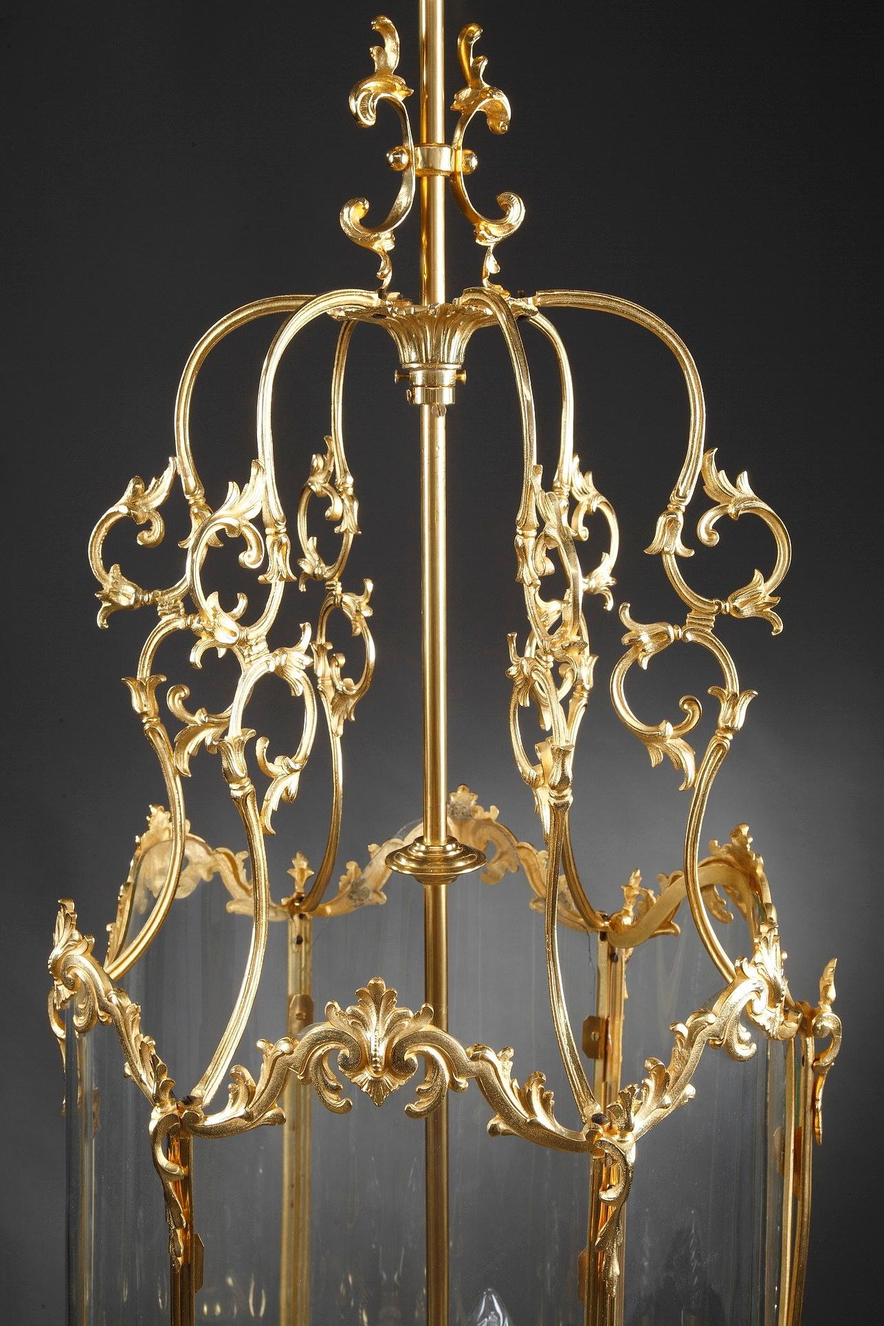 Large ormolu lantern with polylobed mounts decorated with palmettes, acanthus leaves and foliated scrolls. This naturalist decoration is inspired by the Louis XV style. This entrance hall lantern has three bulbs. Napoleon III period.

circa