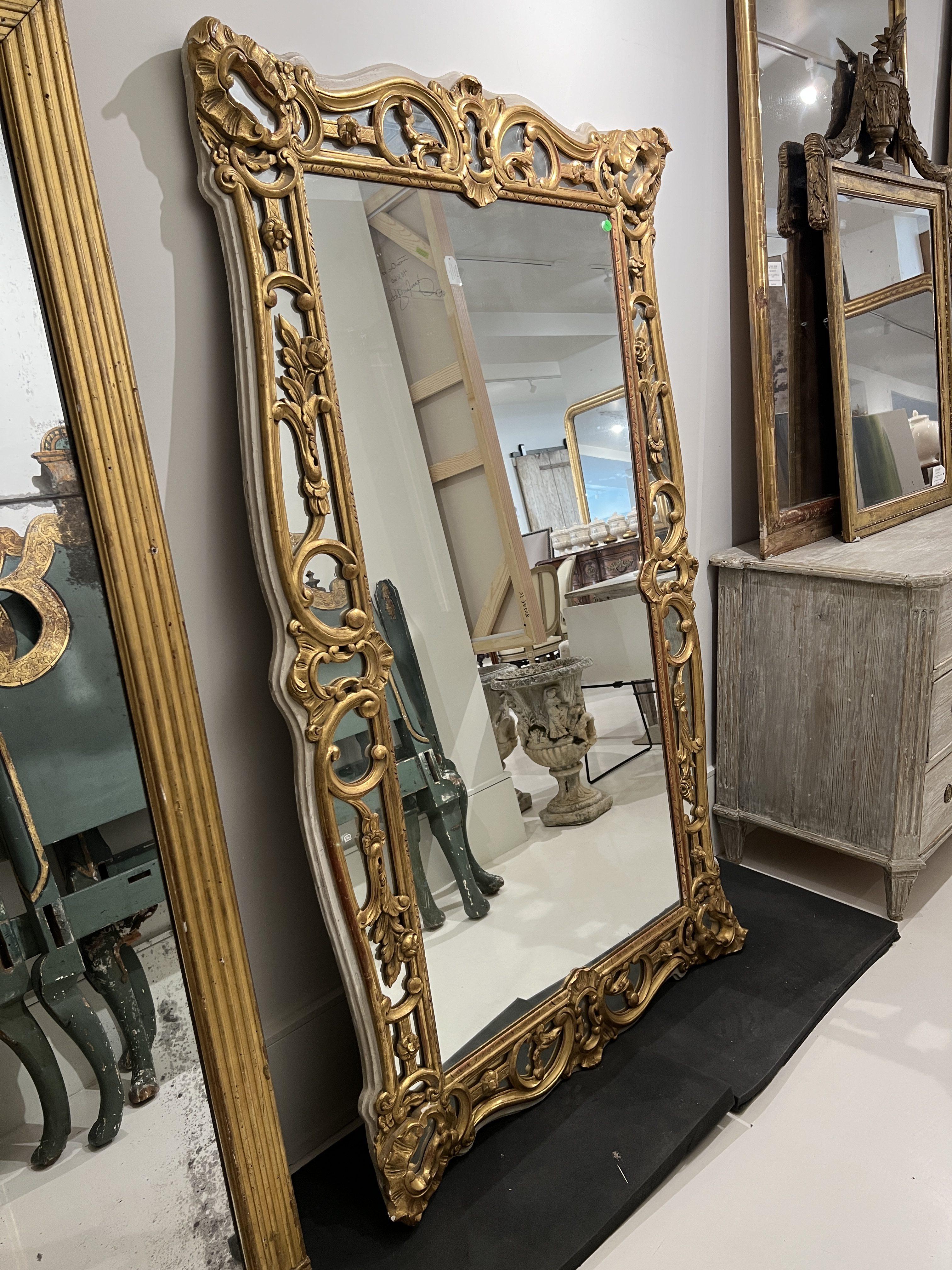 Français XIXe siècle Grand miroir de sol antique doré de style Louis XV en vente