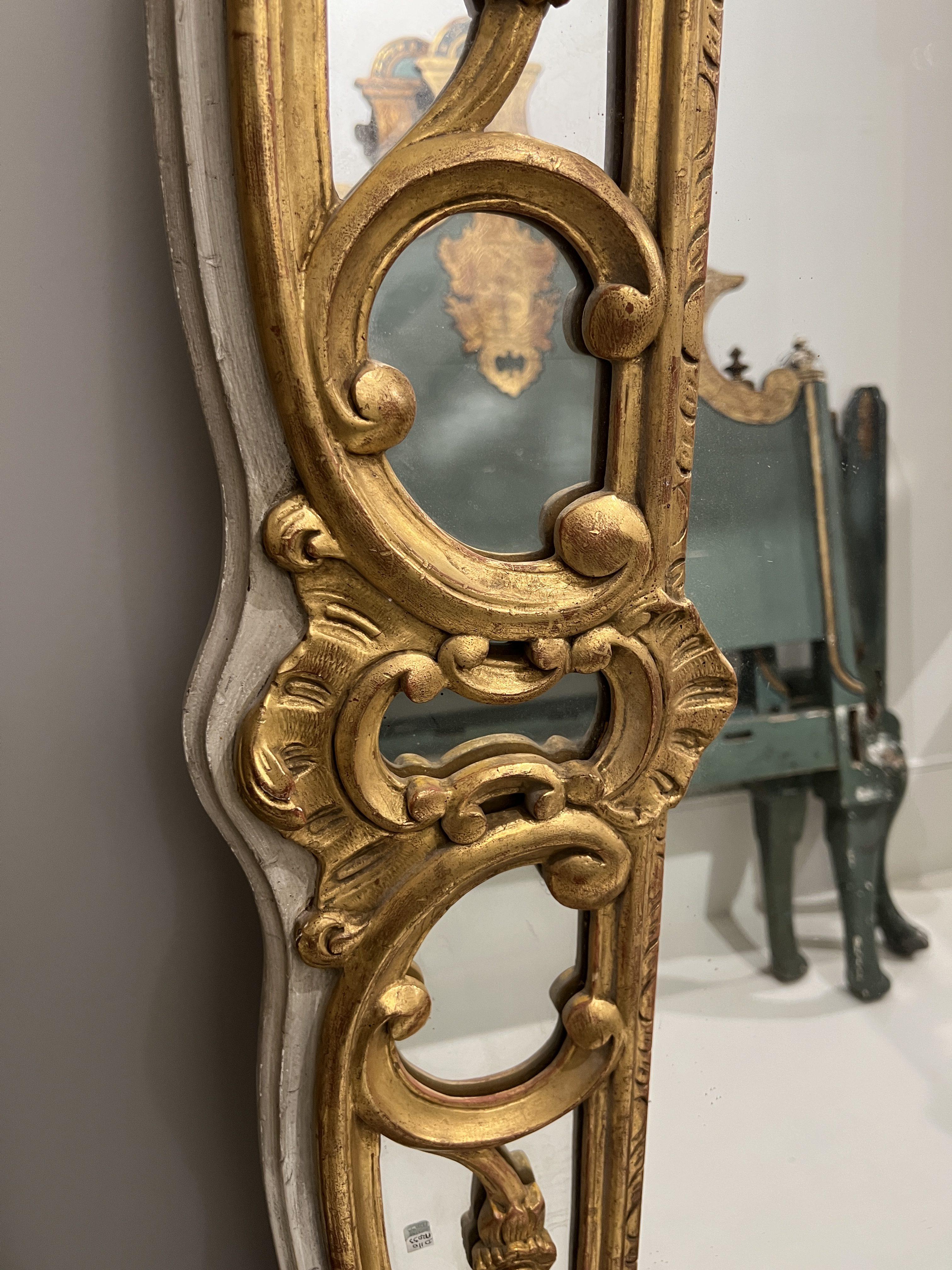 XIXe siècle Grand miroir de sol antique doré de style Louis XV en vente 1