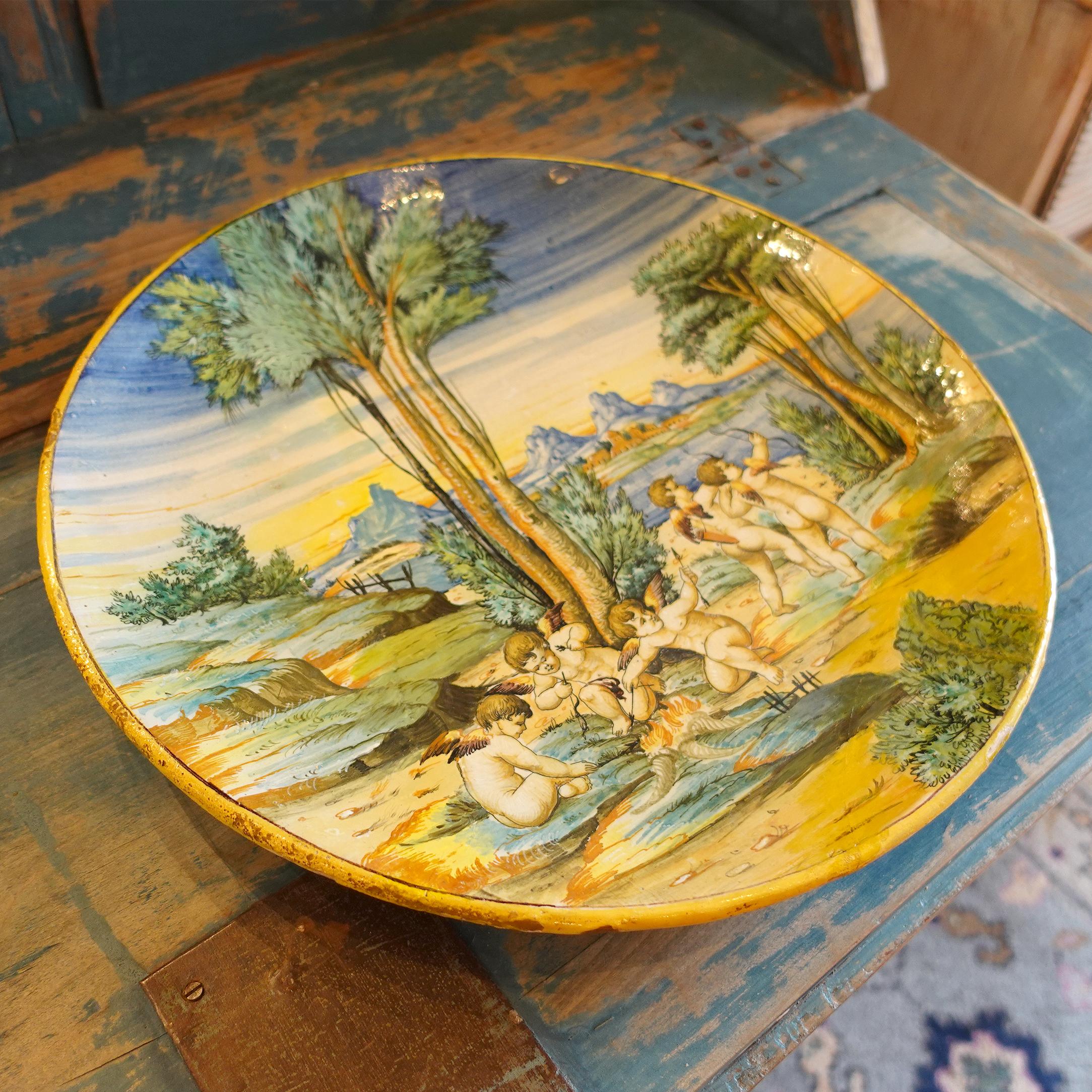 Polychromé Grand plat mural en faïence émaillée du 19e siècle avec chérubins en goguette en vente