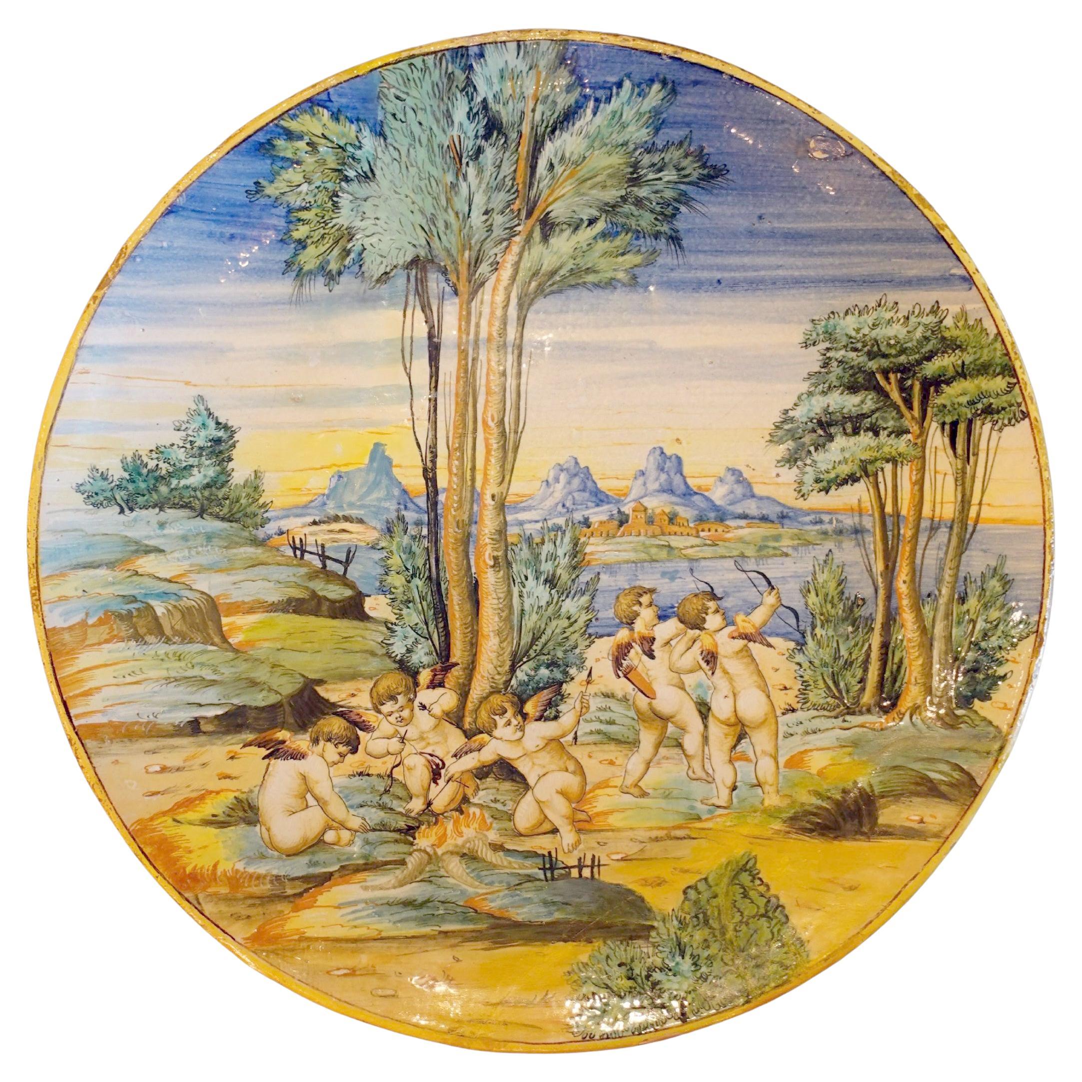 Grand plat mural en faïence émaillée du 19e siècle avec chérubins en goguette en vente