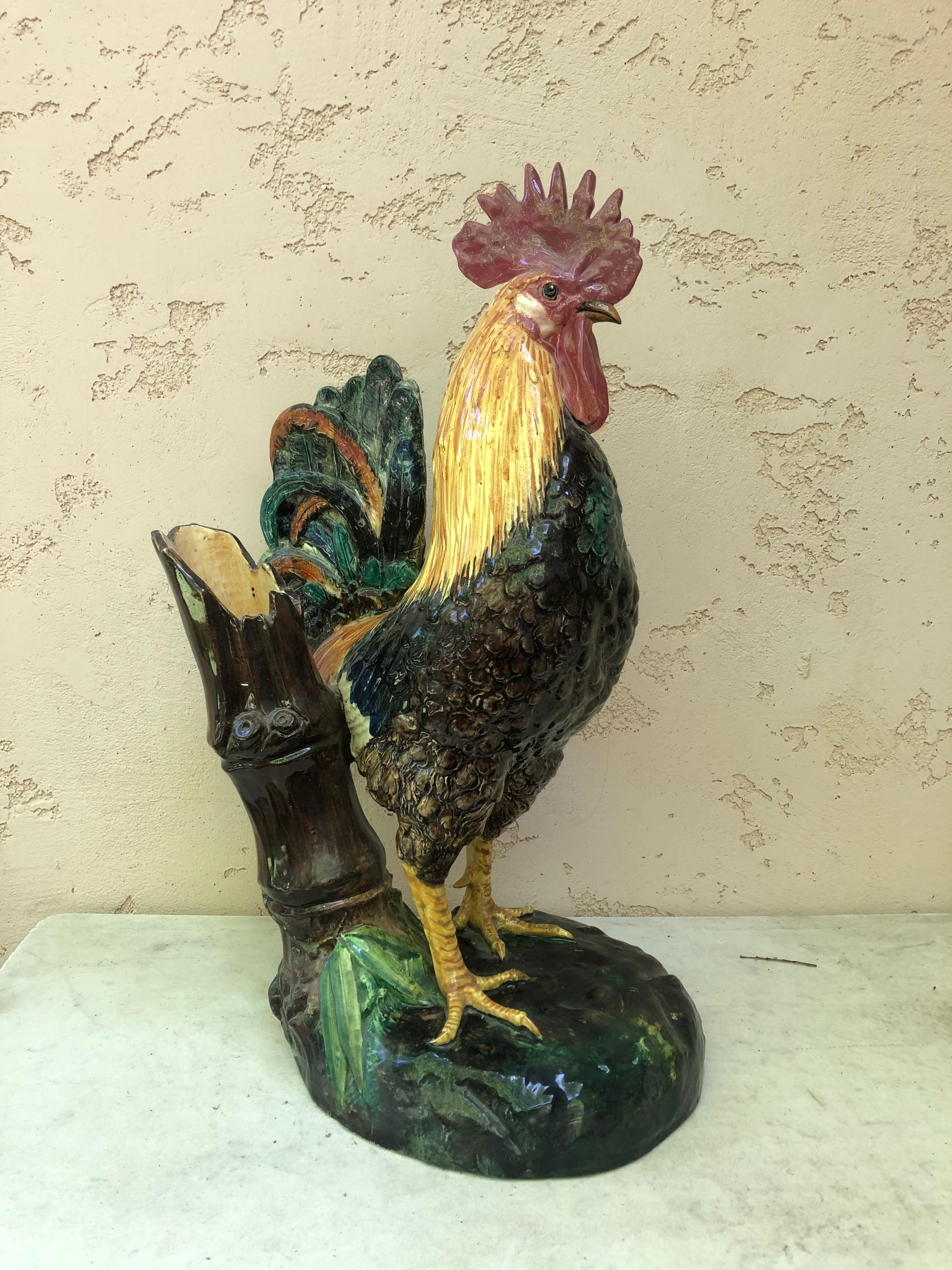 Francese Grande gallo in maiolica del XIX secolo con vaso di bambù Delphin Massier in vendita
