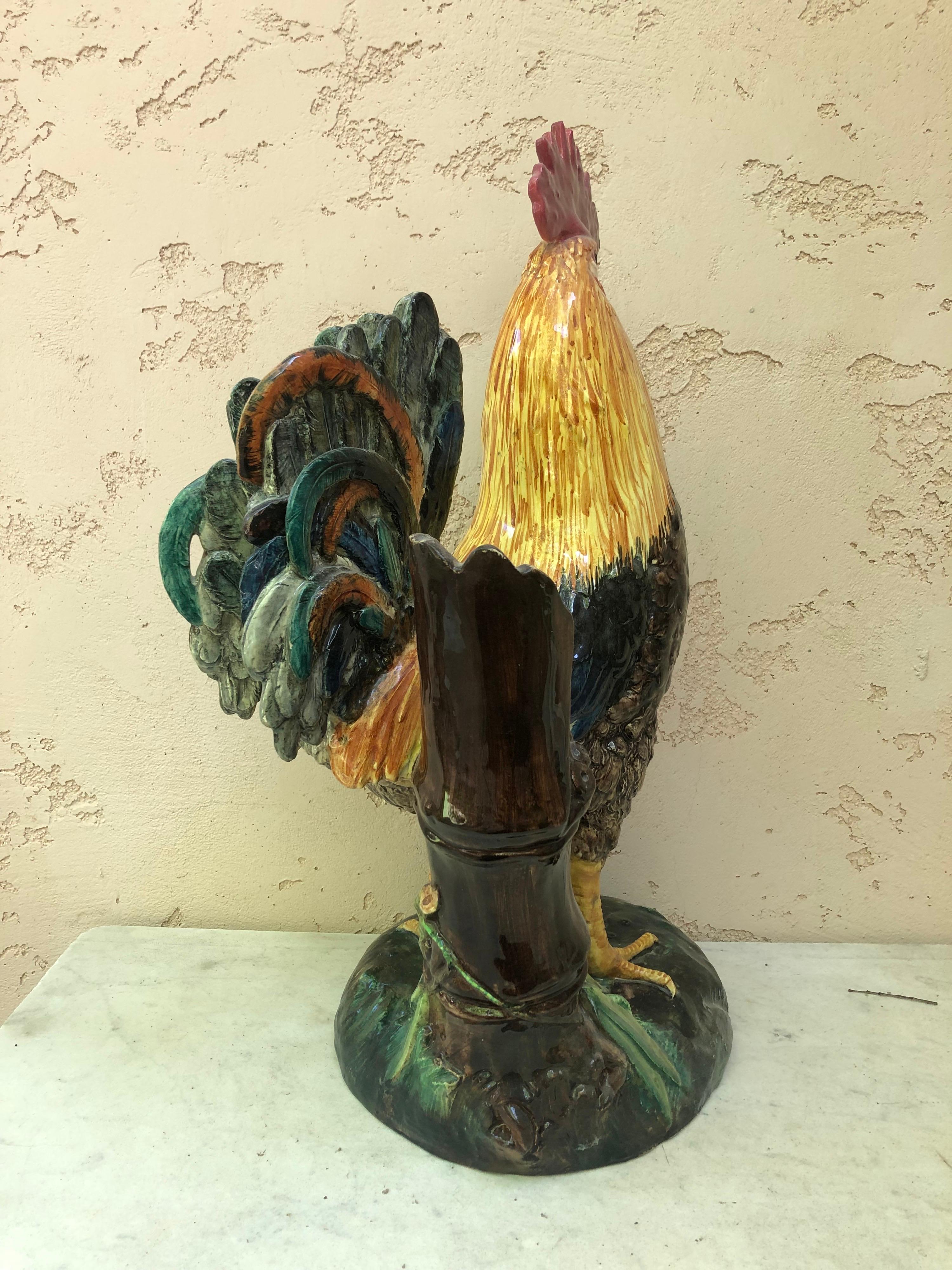 Fine XIX secolo Grande gallo in maiolica del XIX secolo con vaso di bambù Delphin Massier in vendita