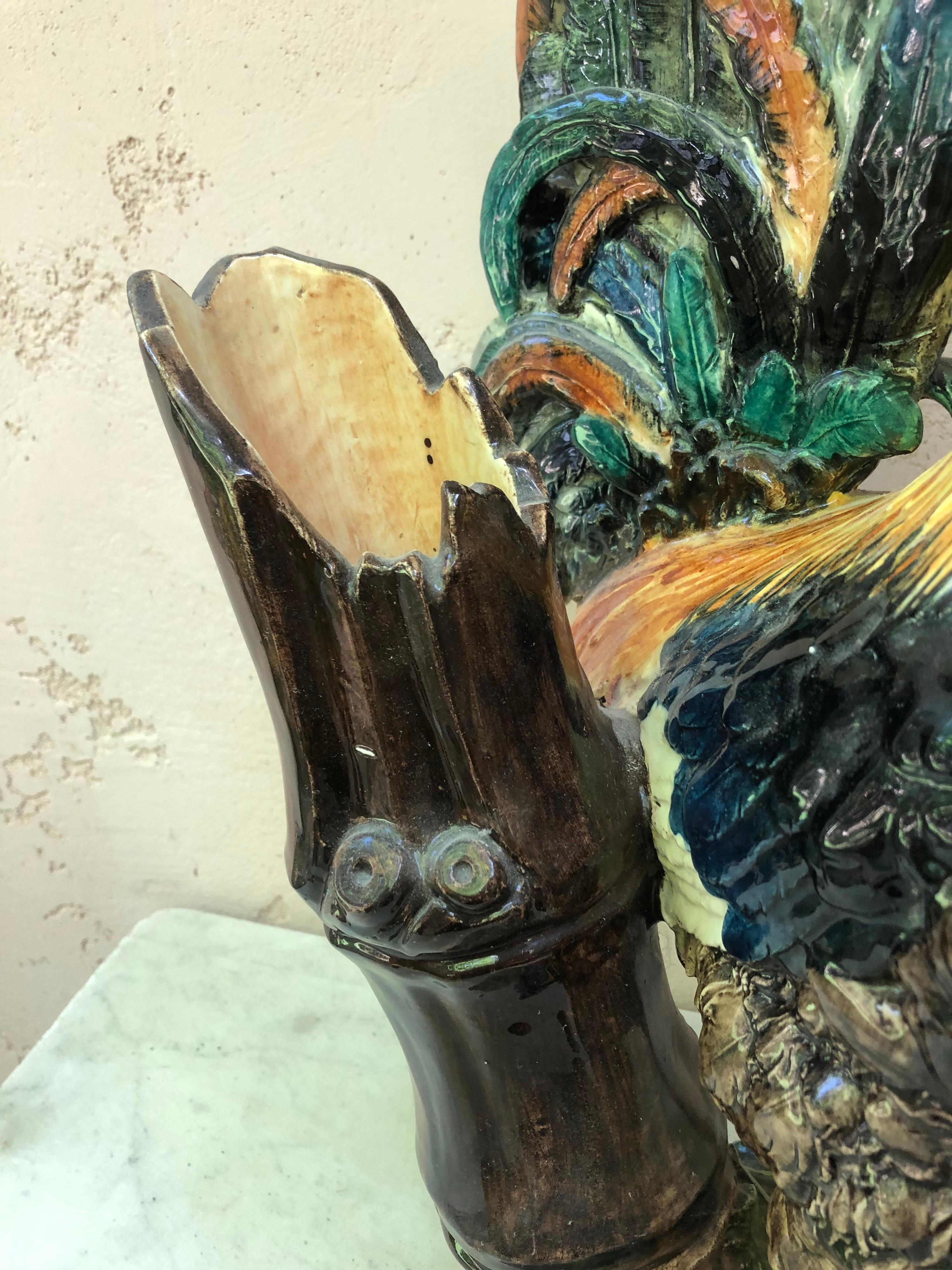Grande gallo in maiolica del XIX secolo con vaso di bambù Delphin Massier in vendita 1