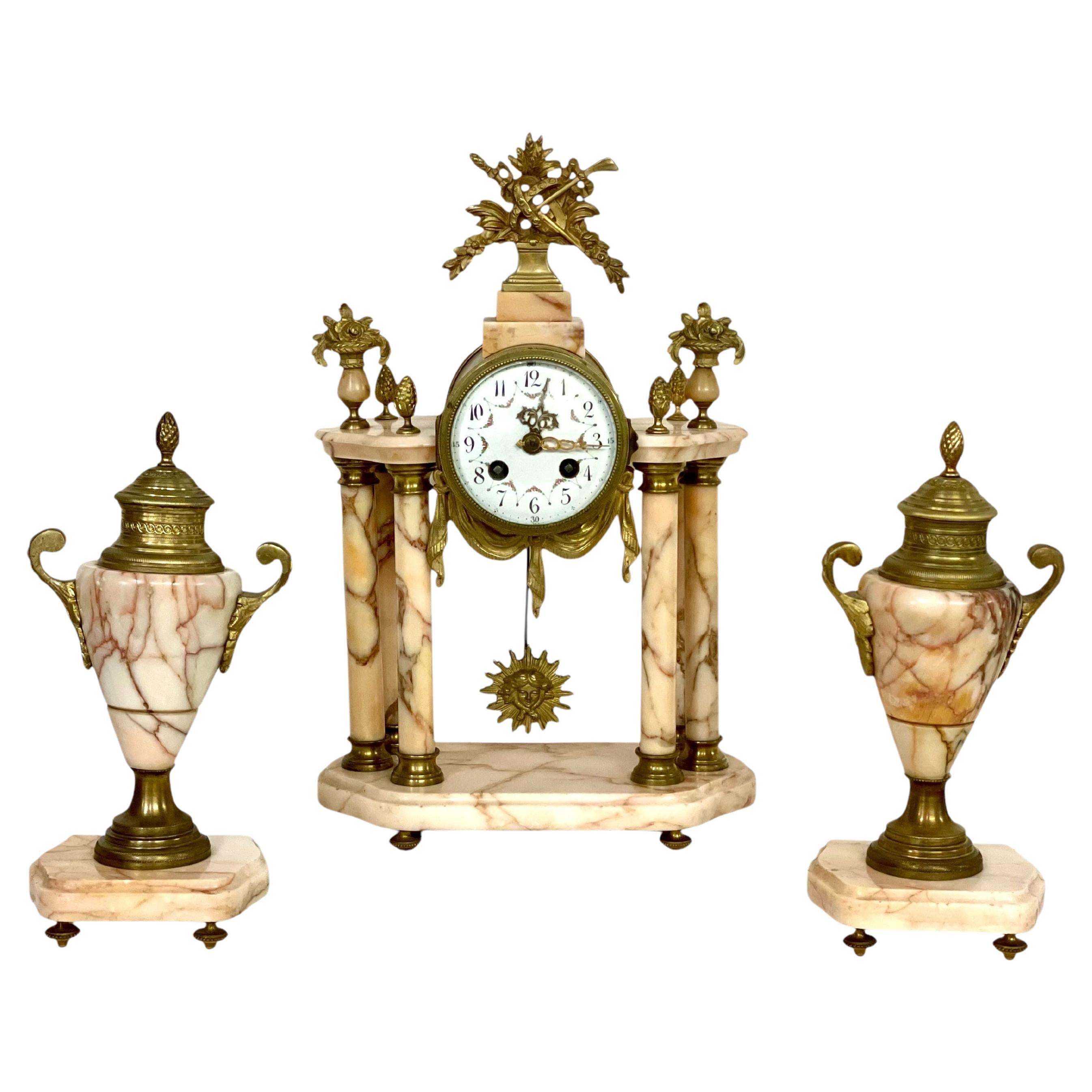 Grande garniture d'horloge du 19e siècle en marbre et bronze doré