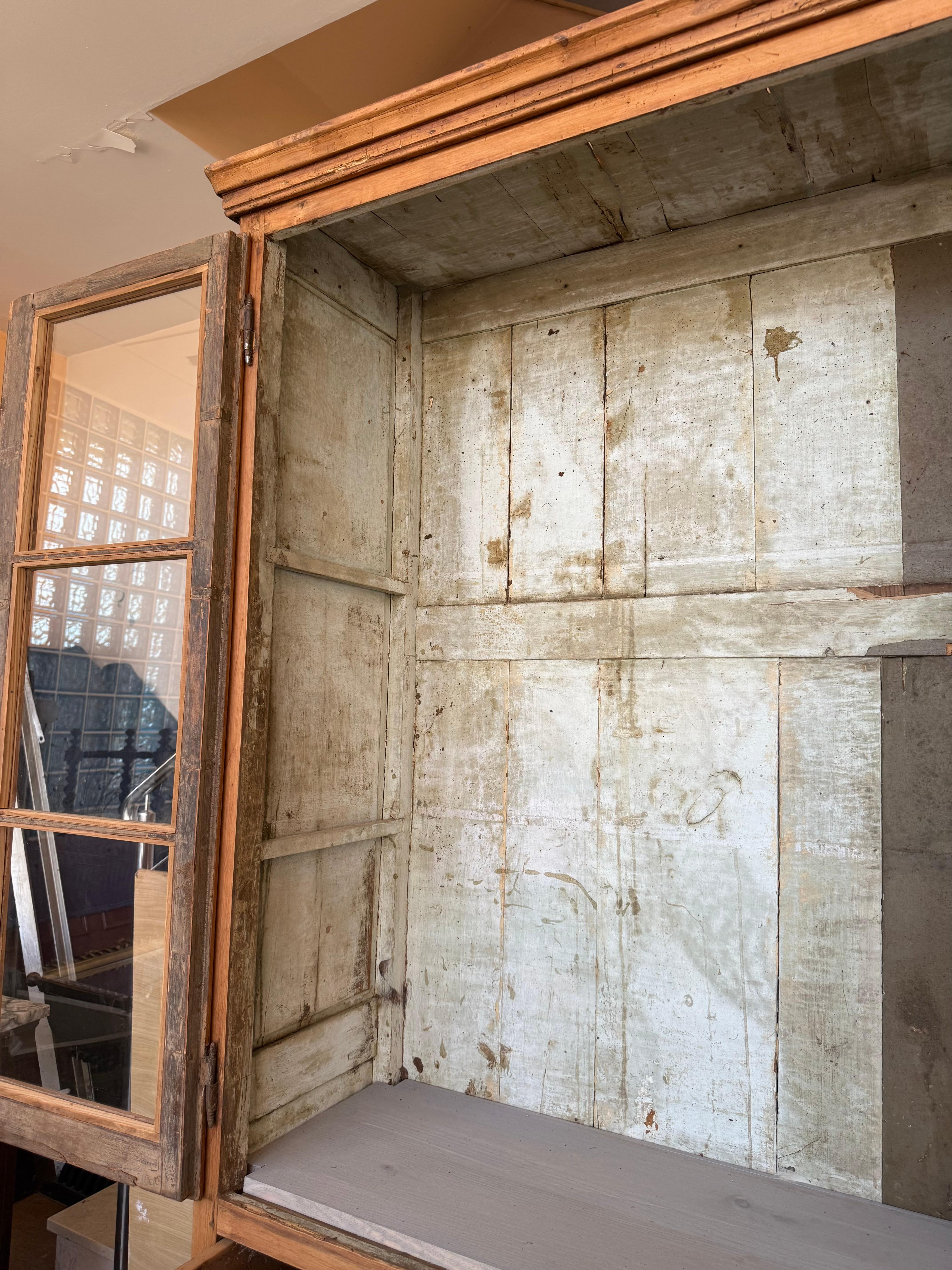 Grande armoire ou bibliothèque étroite du 19e siècle avec vitrine en verre, pin en vente 3