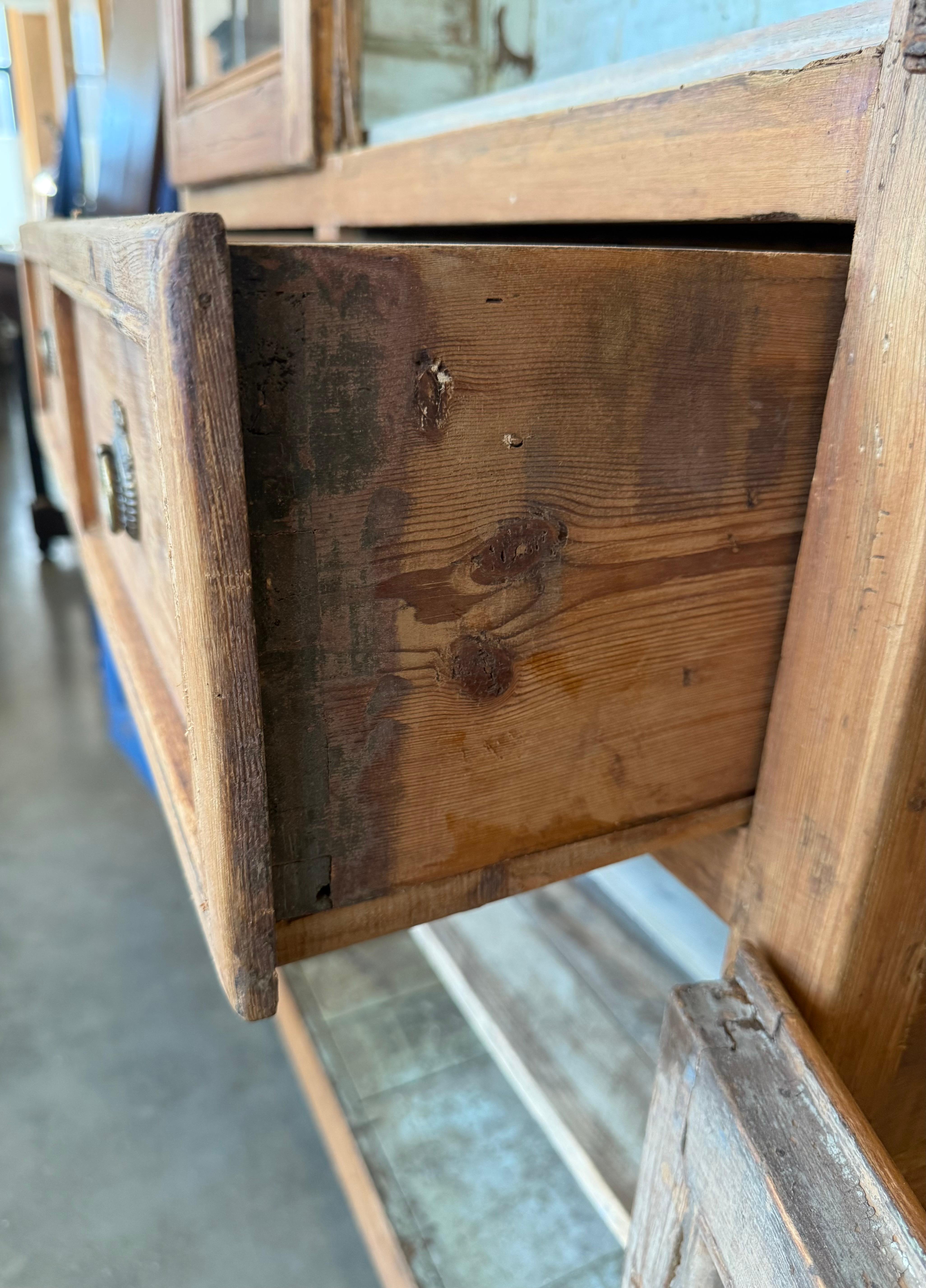 Grande armoire ou bibliothèque étroite du 19e siècle avec vitrine en verre, pin en vente 4