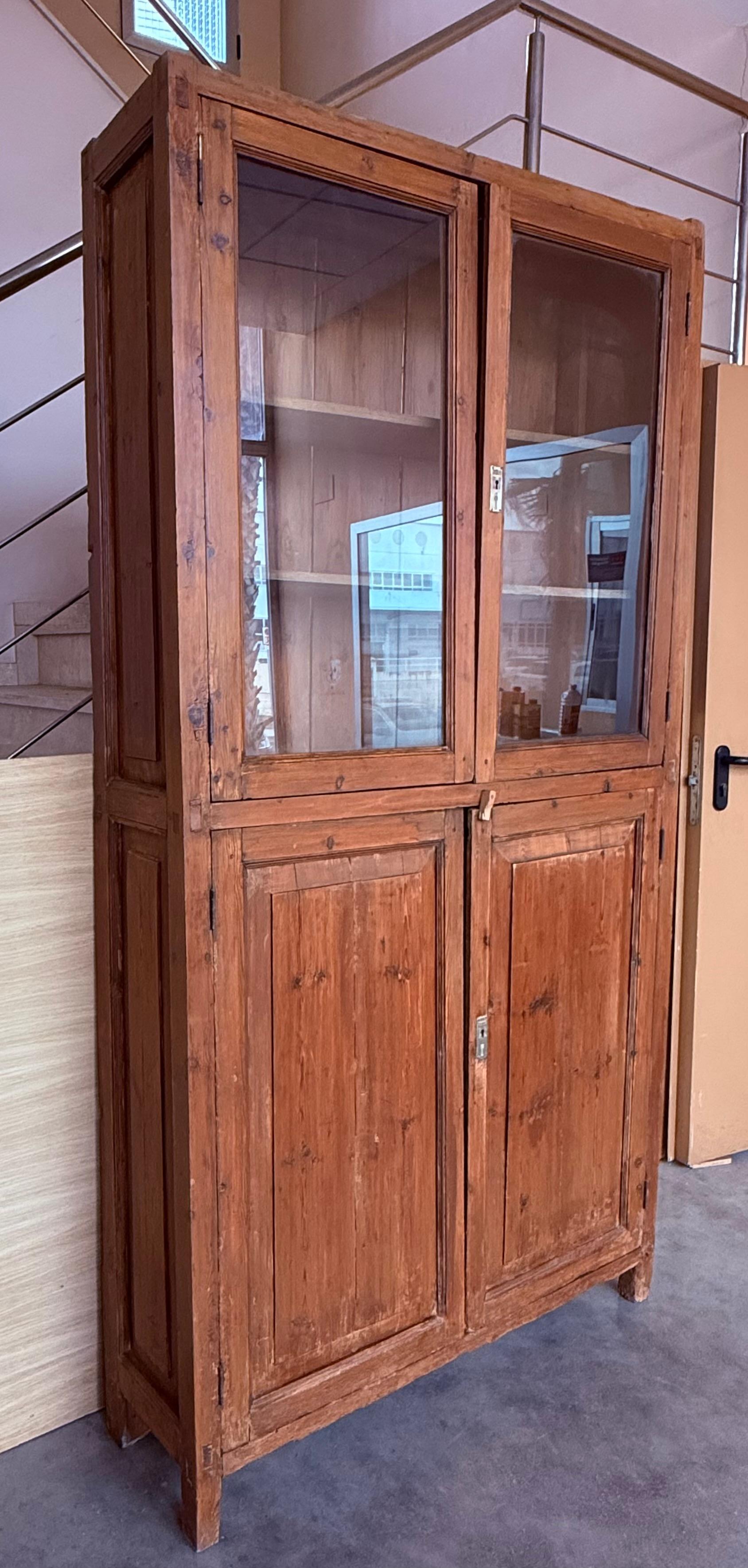 Credenza o libreria spagnola del XIX secolo con vetrina, costruita con un pino chiamato 