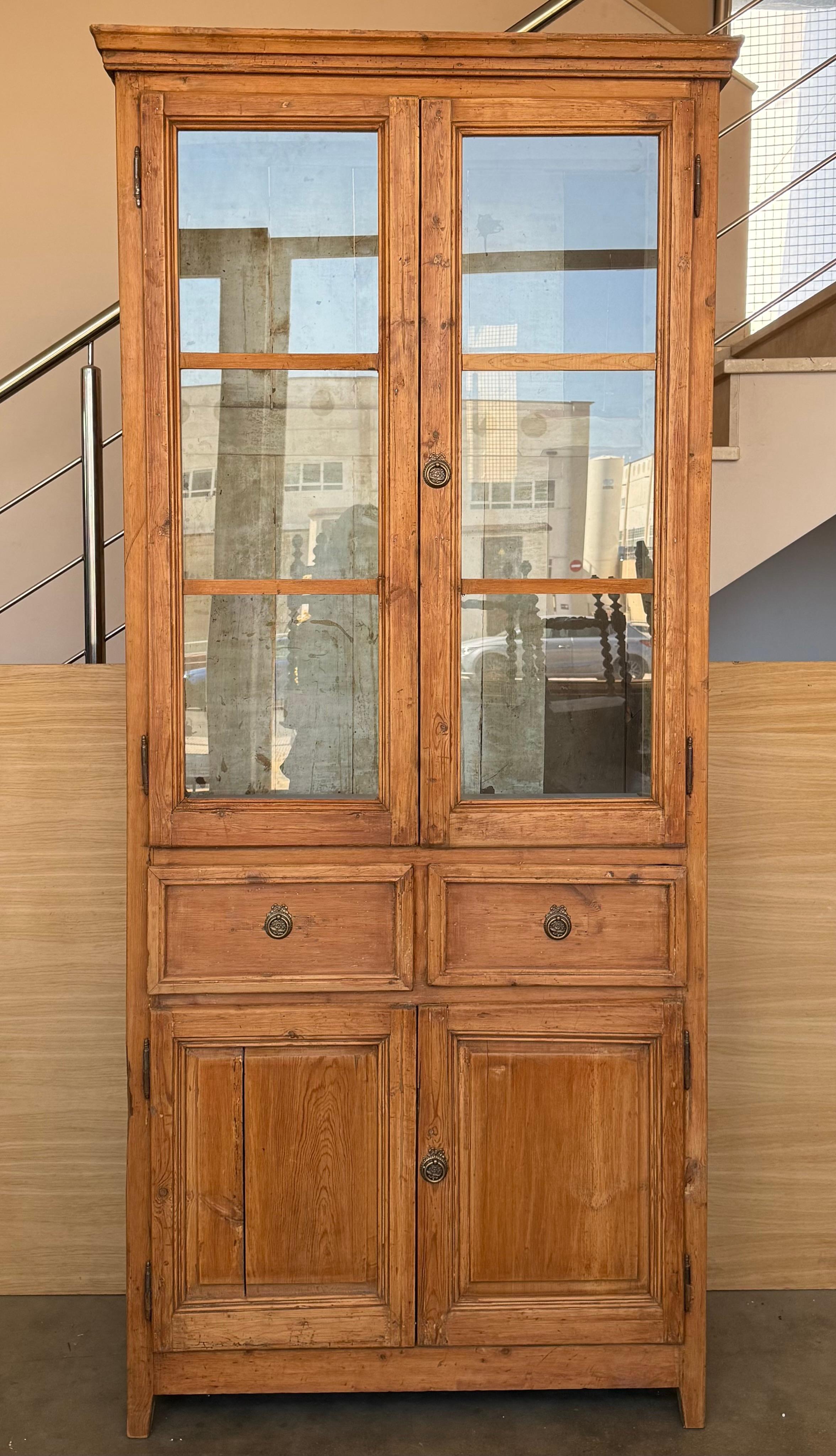 Armoire ou bibliothèque espagnole du XIXe siècle avec vitrine, construite en pin appelé 