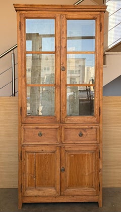 Großer und schmaler Schrank oder Bücherregal aus dem 19. Jahrhundert mit Glasvitrine aus Kiefernholz