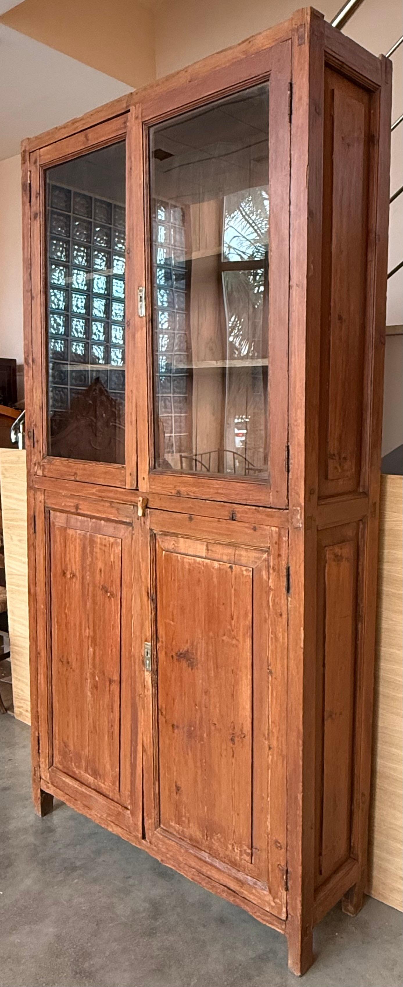 Coloniale spagnolo Armadio o libreria grande e stretta del XIX secolo con vetrinetta in vetro, pino in vendita