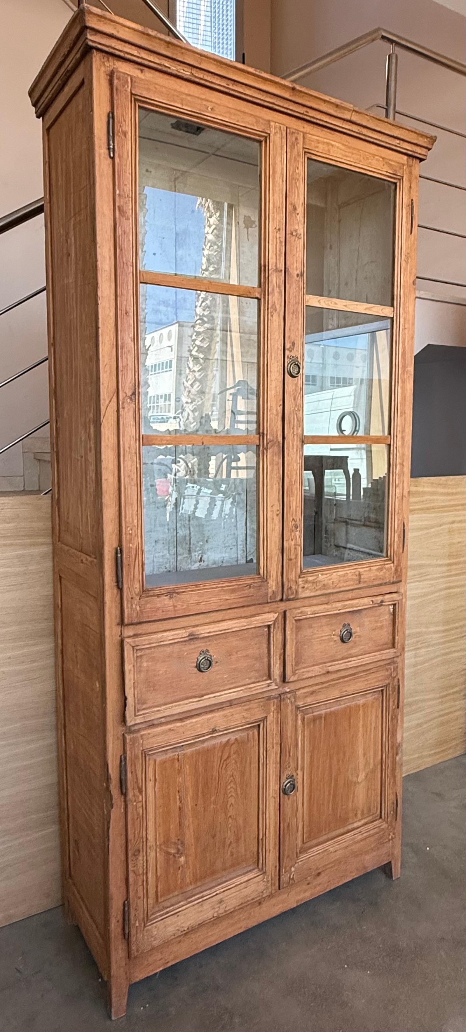 Colonial espagnol Grande armoire ou bibliothèque étroite du 19e siècle avec vitrine en verre, pin en vente