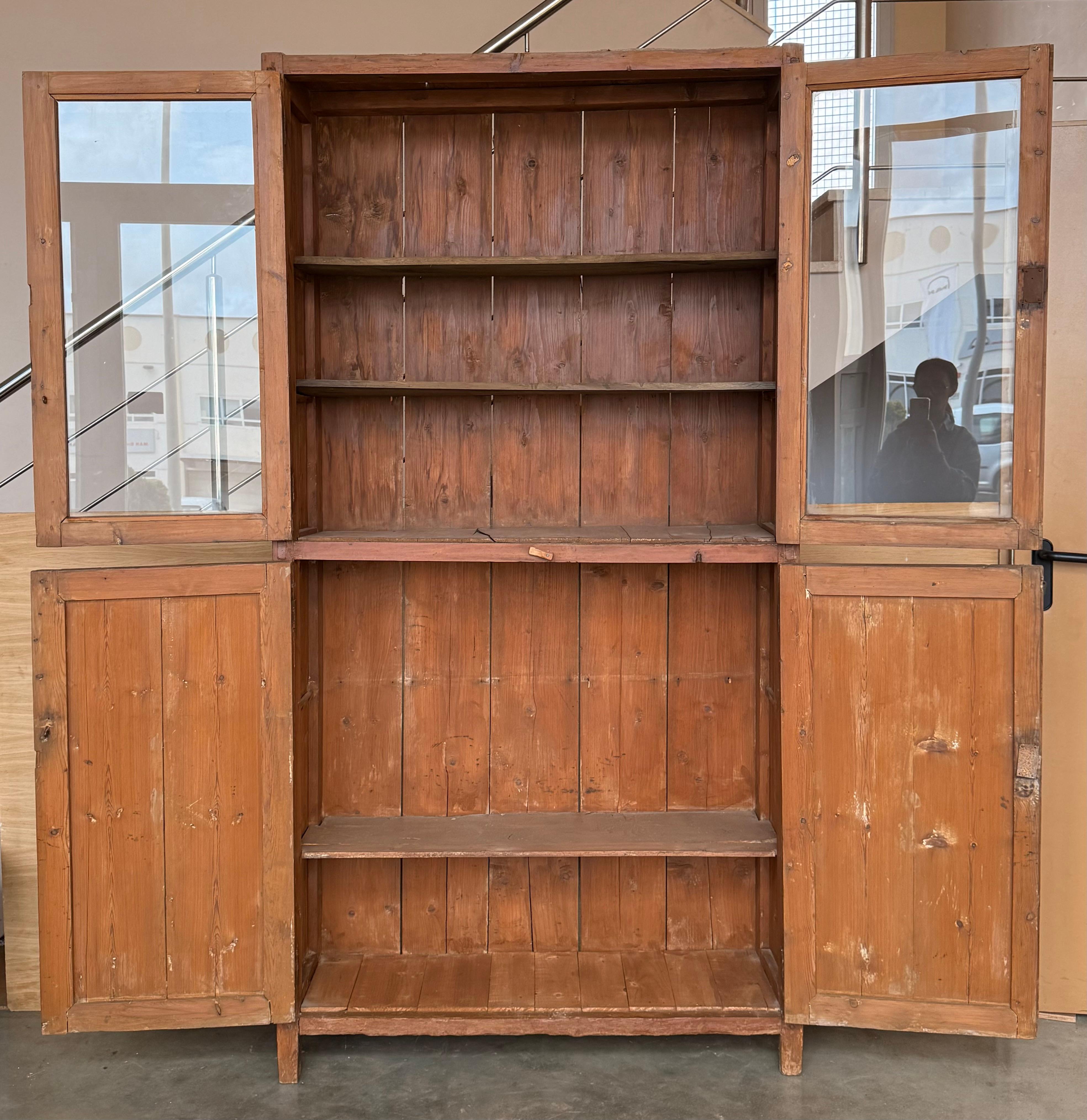 Spagnolo Armadio o libreria grande e stretta del XIX secolo con vetrinetta in vetro, pino in vendita