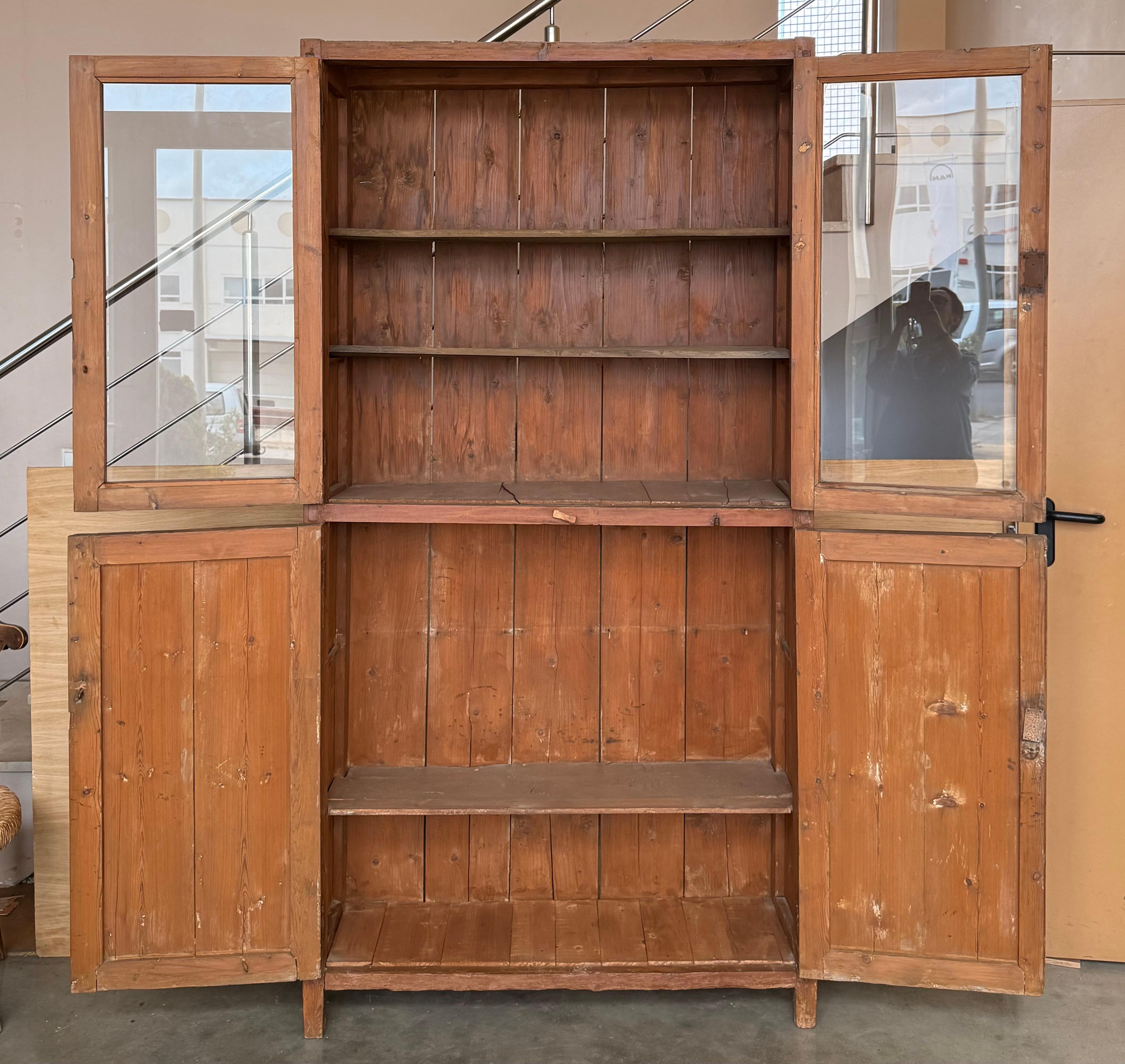 Armadio o libreria grande e stretta del XIX secolo con vetrinetta in vetro, pino In condizioni buone in vendita a Miami, FL