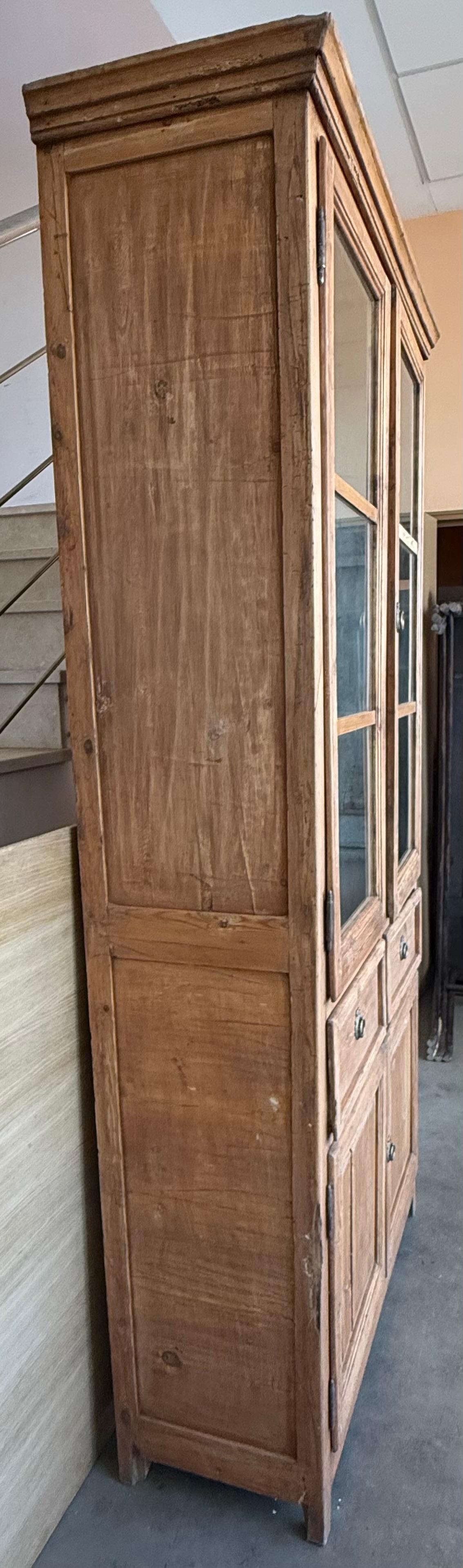 Grande armoire ou bibliothèque étroite du 19e siècle avec vitrine en verre, pin Bon état - En vente à Miami, FL