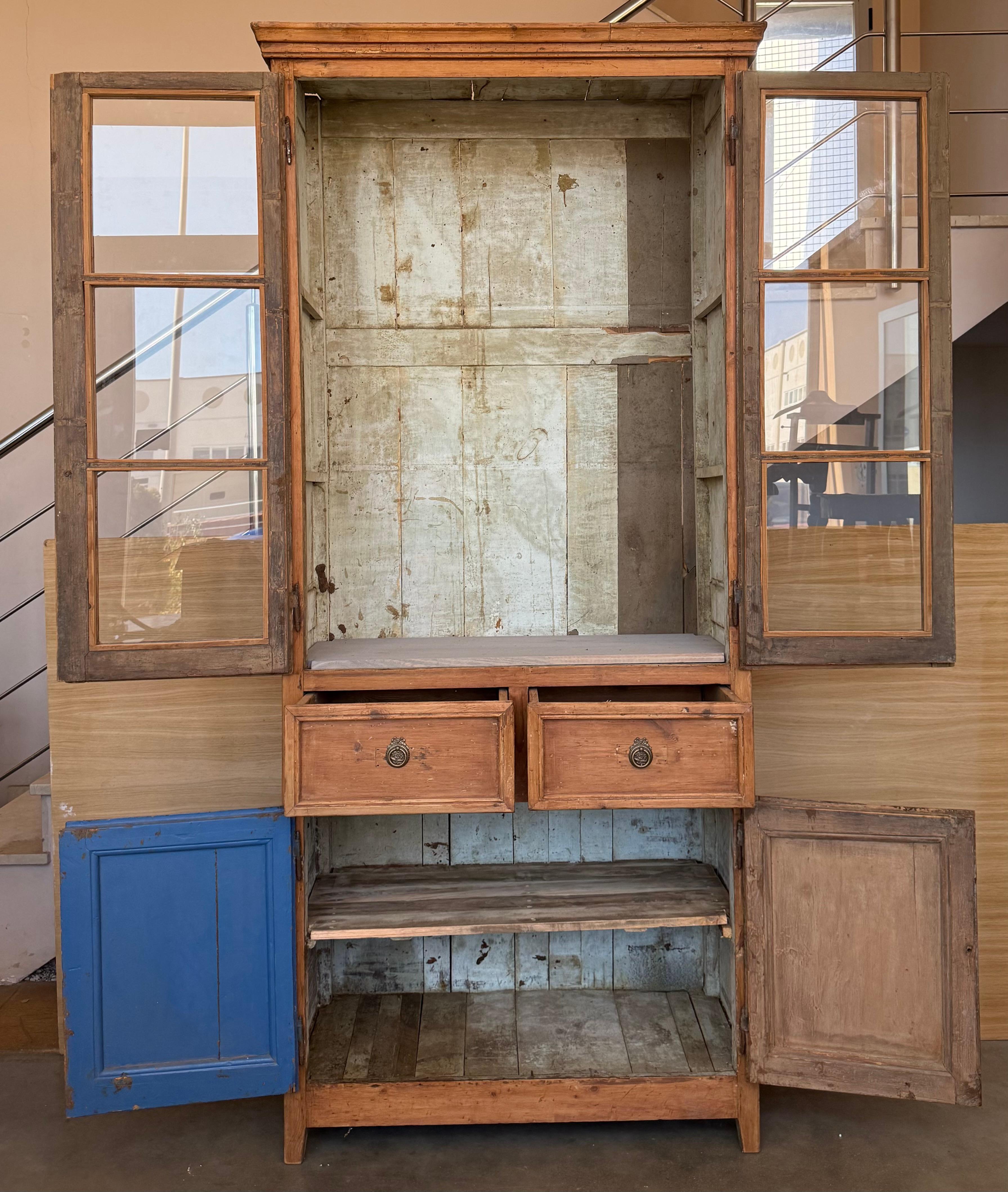 XIXe siècle Grande armoire ou bibliothèque étroite du 19e siècle avec vitrine en verre, pin en vente