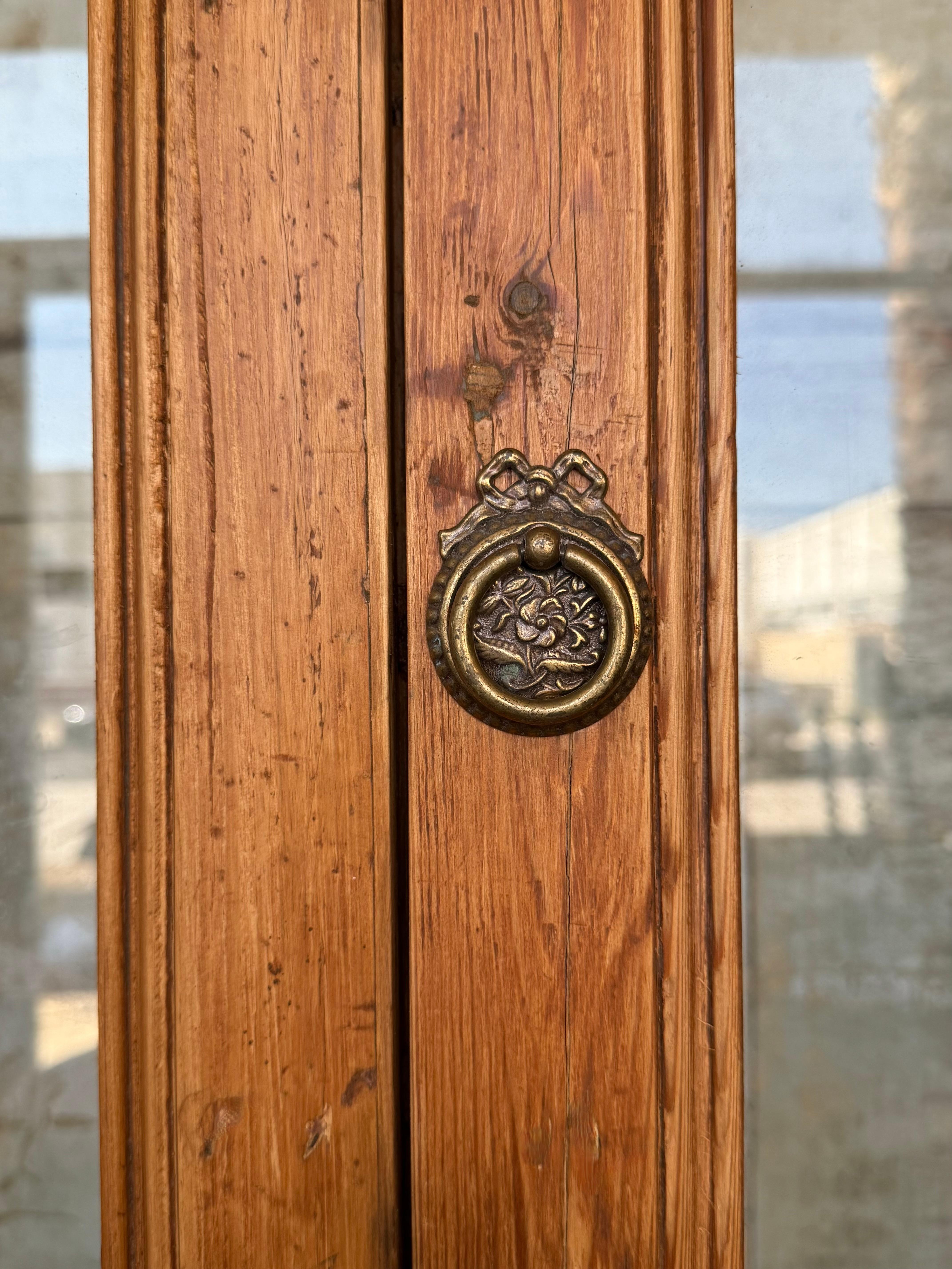 Pin Grande armoire ou bibliothèque étroite du 19e siècle avec vitrine en verre, pin en vente