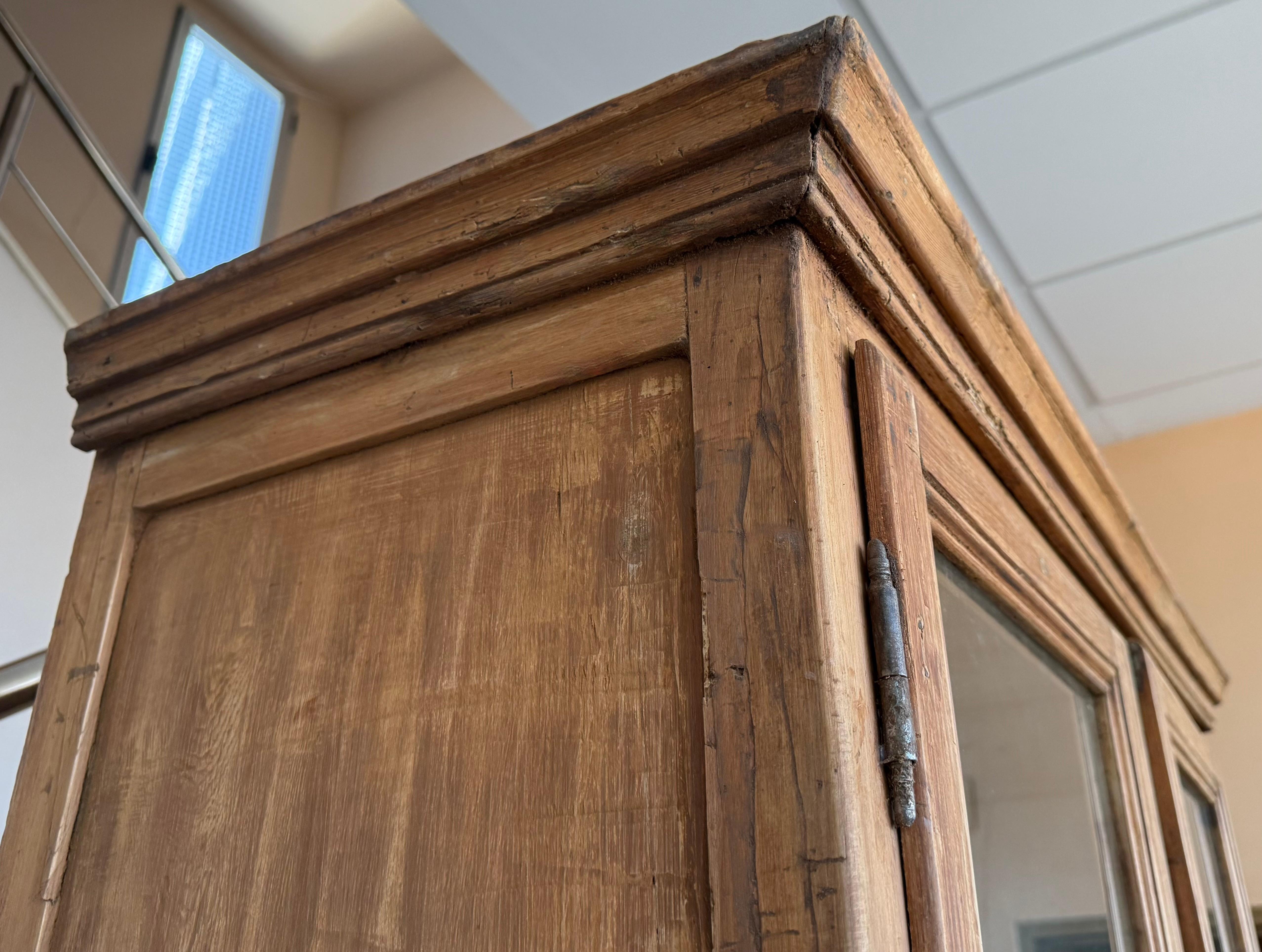 Grande armoire ou bibliothèque étroite du 19e siècle avec vitrine en verre, pin en vente 1