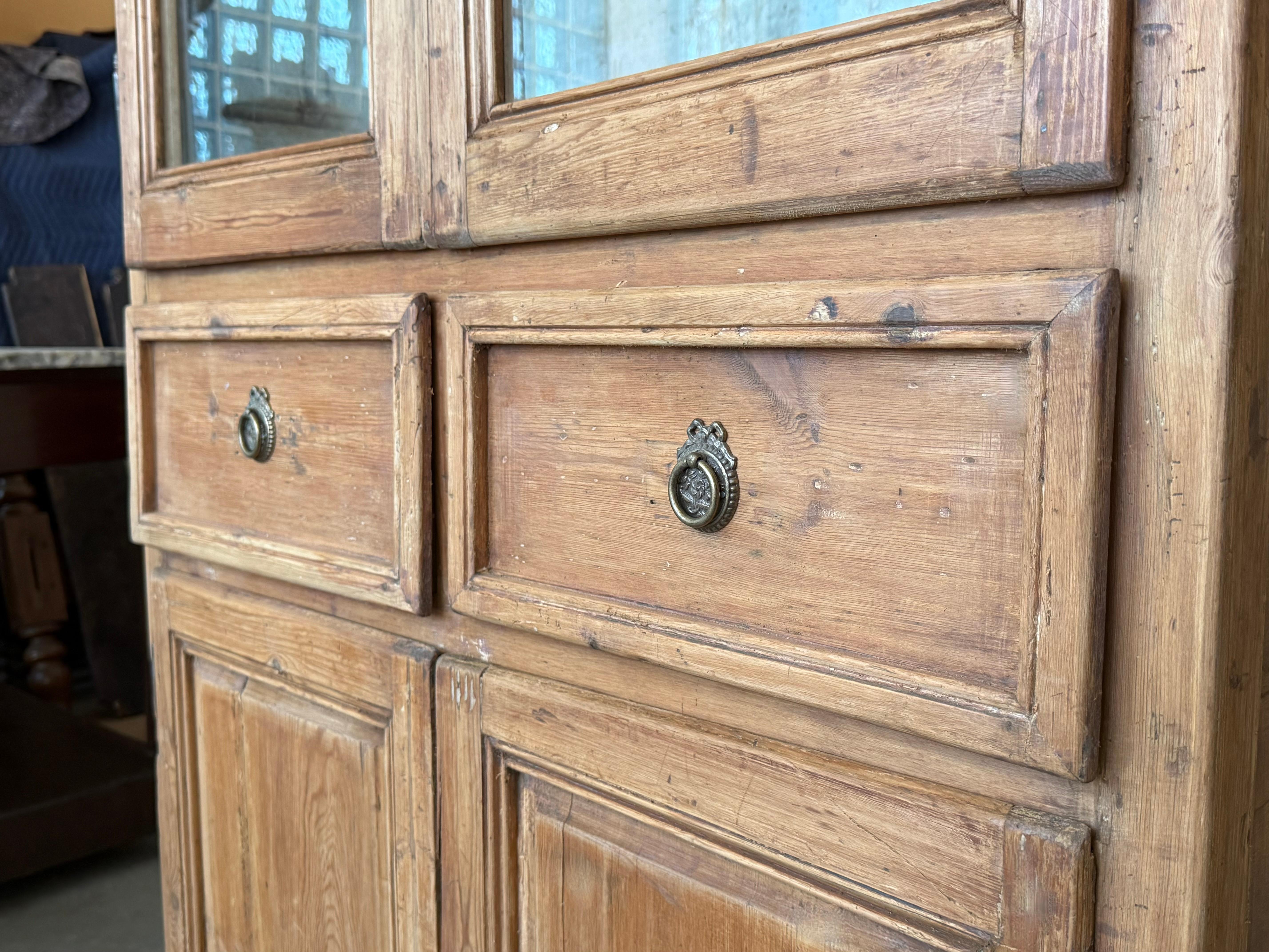 Grande armoire ou bibliothèque étroite du 19e siècle avec vitrine en verre, pin en vente 2