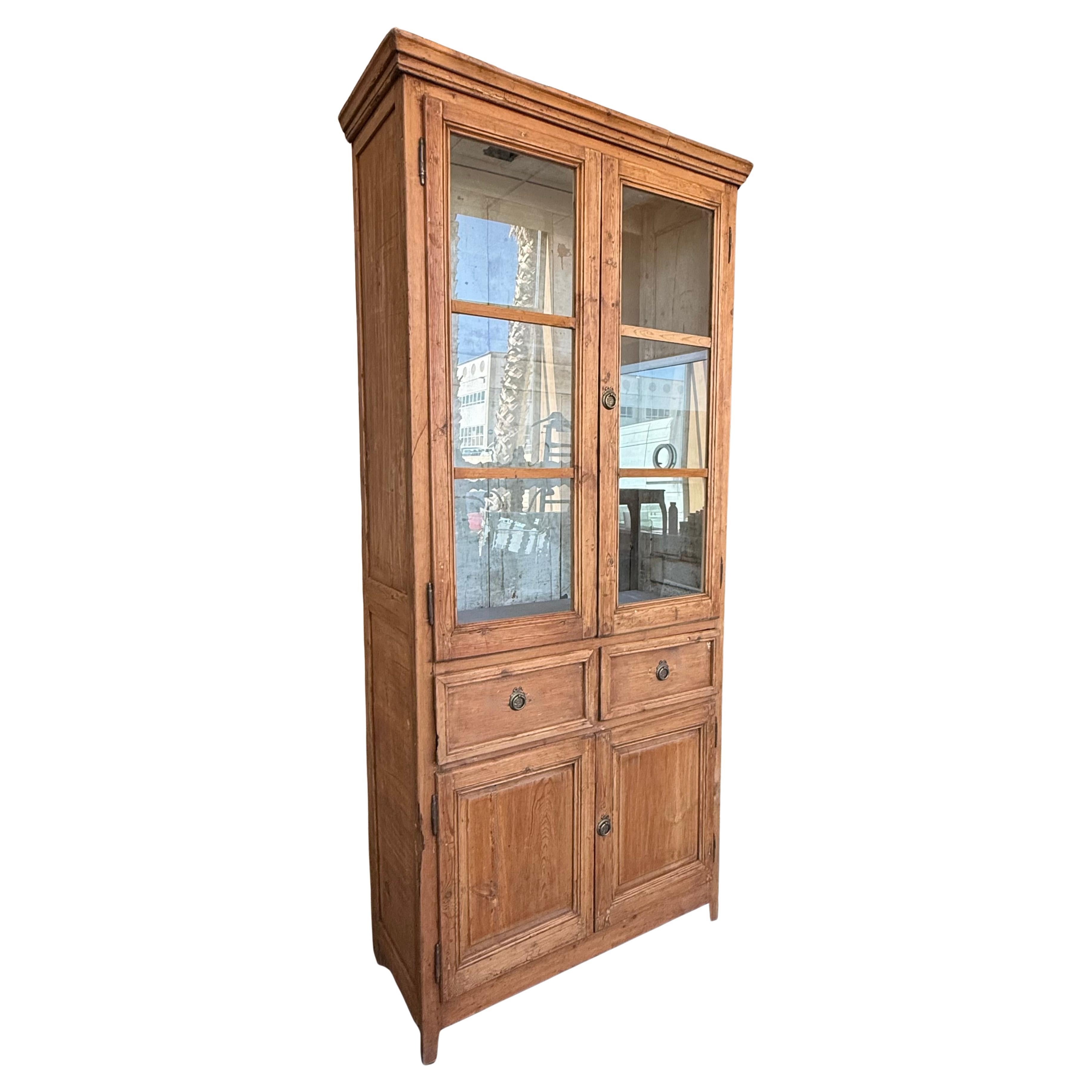 Grande armoire ou bibliothèque étroite du 19e siècle avec vitrine en verre, pin