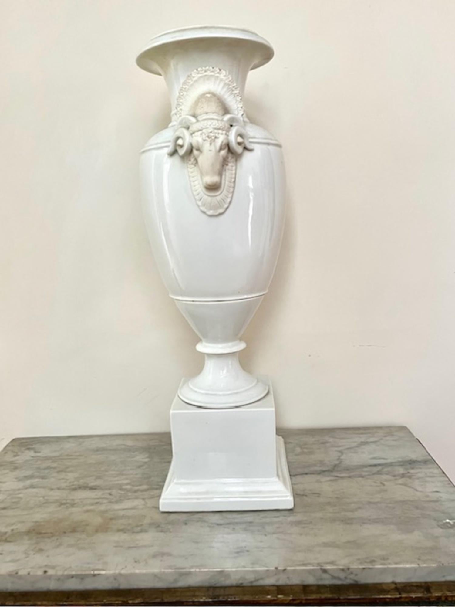 20th  Century Large Neoclassical Porcelain Urn with Ram’s Head Motifs. en venta 2