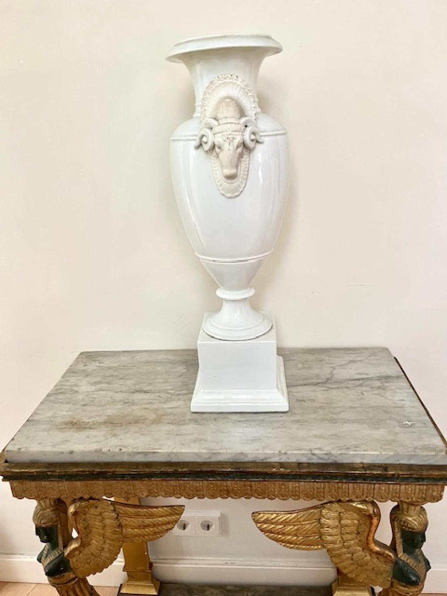 20th  Century Large Neoclassical Porcelain Urn with Ram’s Head Motifs. en venta 3