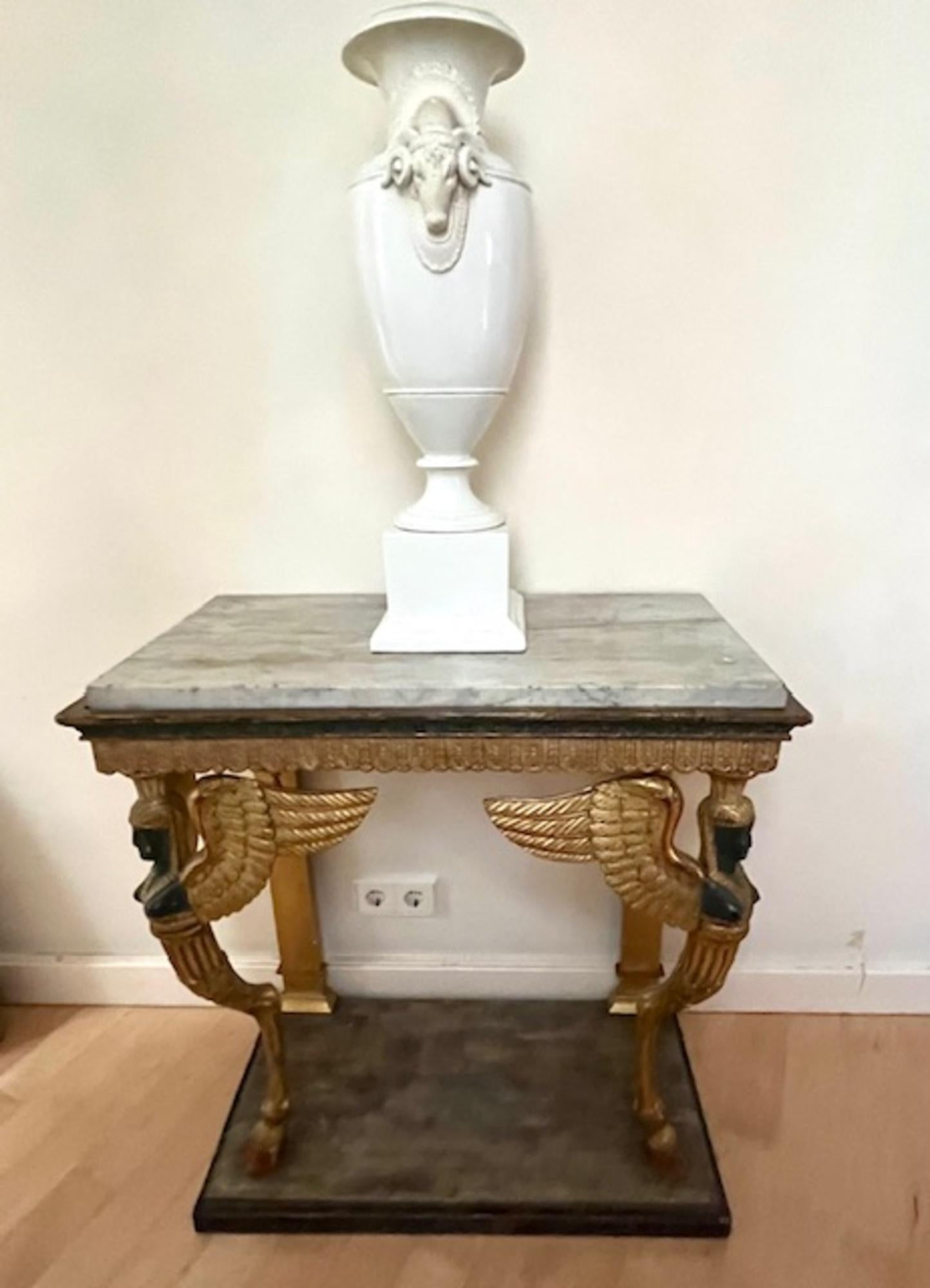 20th  Century Large Neoclassical Porcelain Urn with Ram’s Head Motifs. en venta 4