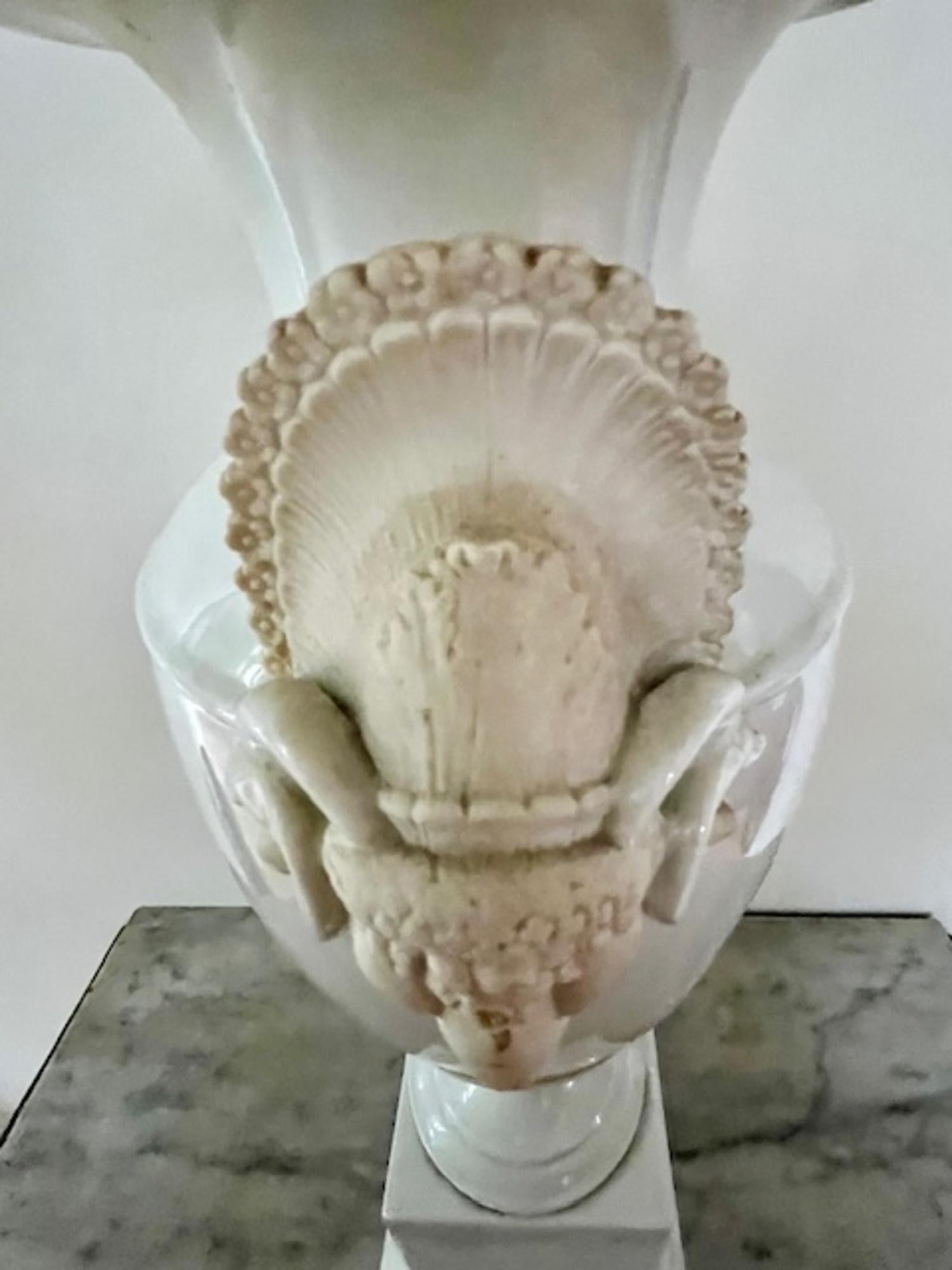 20th  Century Large Neoclassical Porcelain Urn with Ram’s Head Motifs. en venta 5