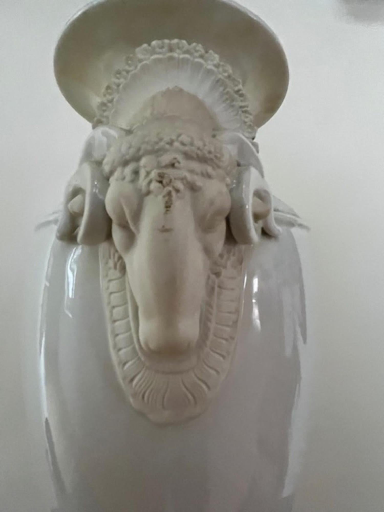 20th  Century Large Neoclassical Porcelain Urn with Ram’s Head Motifs. en venta 6