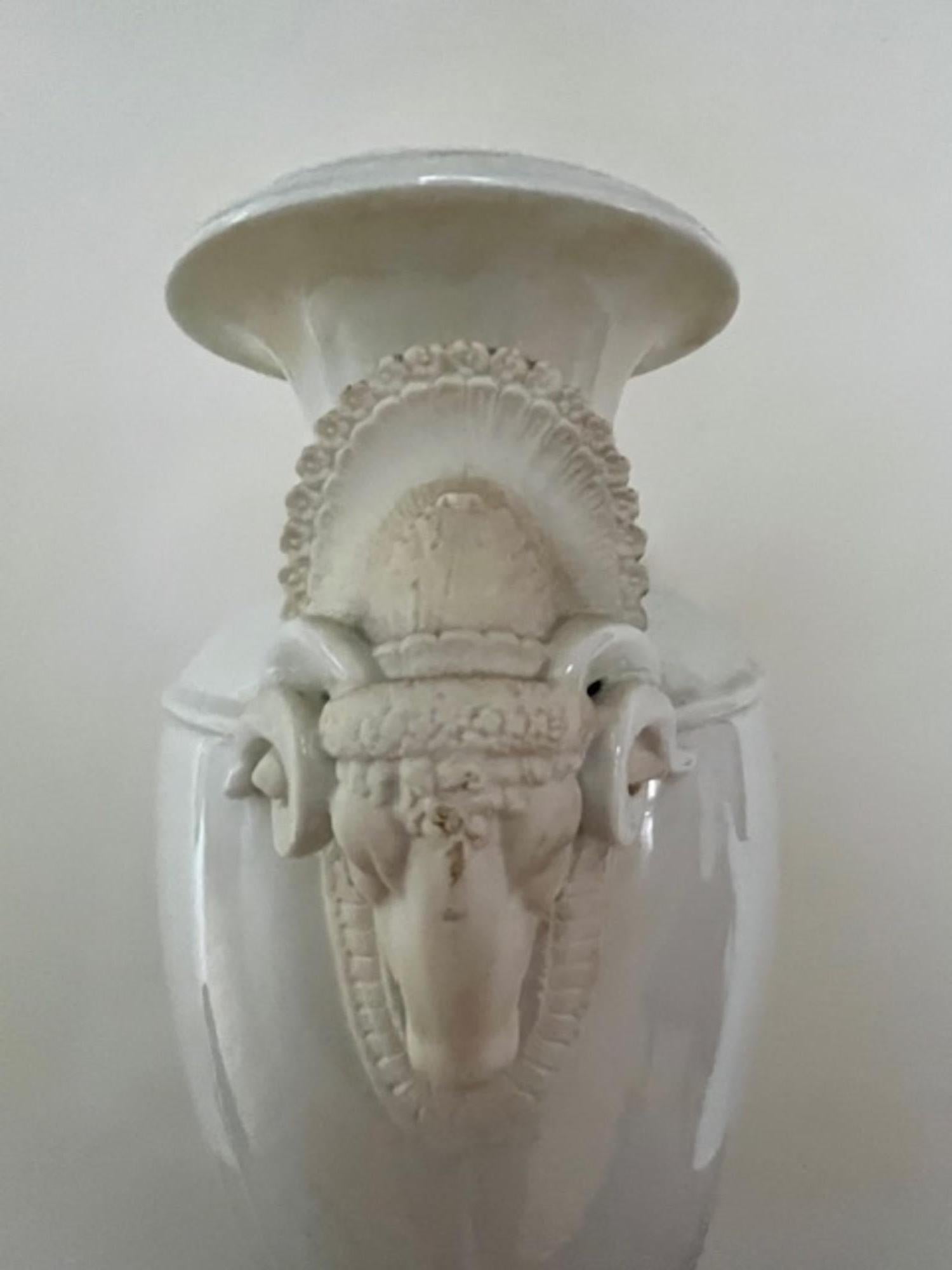 20th  Century Large Neoclassical Porcelain Urn with Ram’s Head Motifs. en venta 7