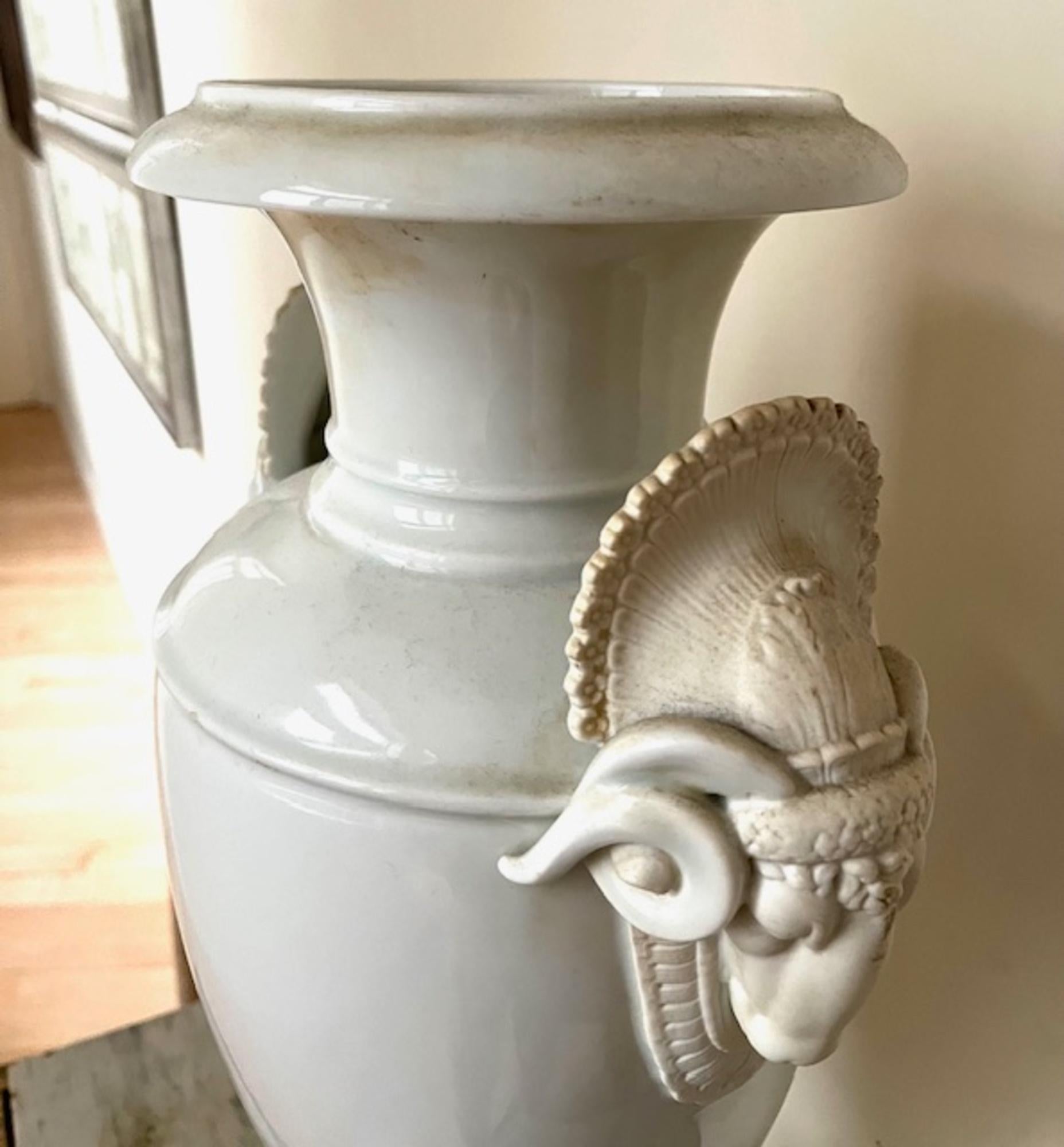 20th  Century Large Neoclassical Porcelain Urn with Ram’s Head Motifs. Renacimiento neoclásico en venta