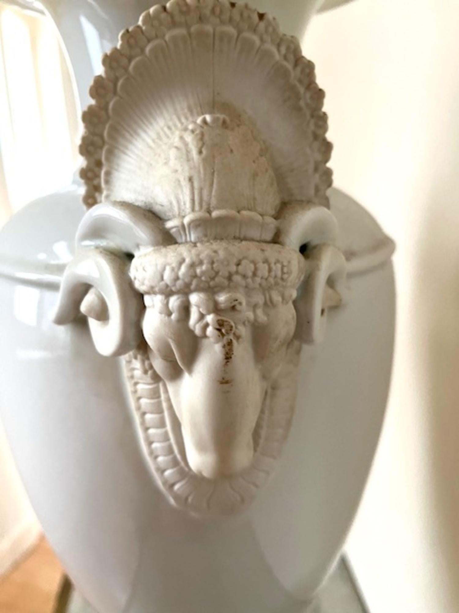 20th  Century Large Neoclassical Porcelain Urn with Ram’s Head Motifs. Español en venta