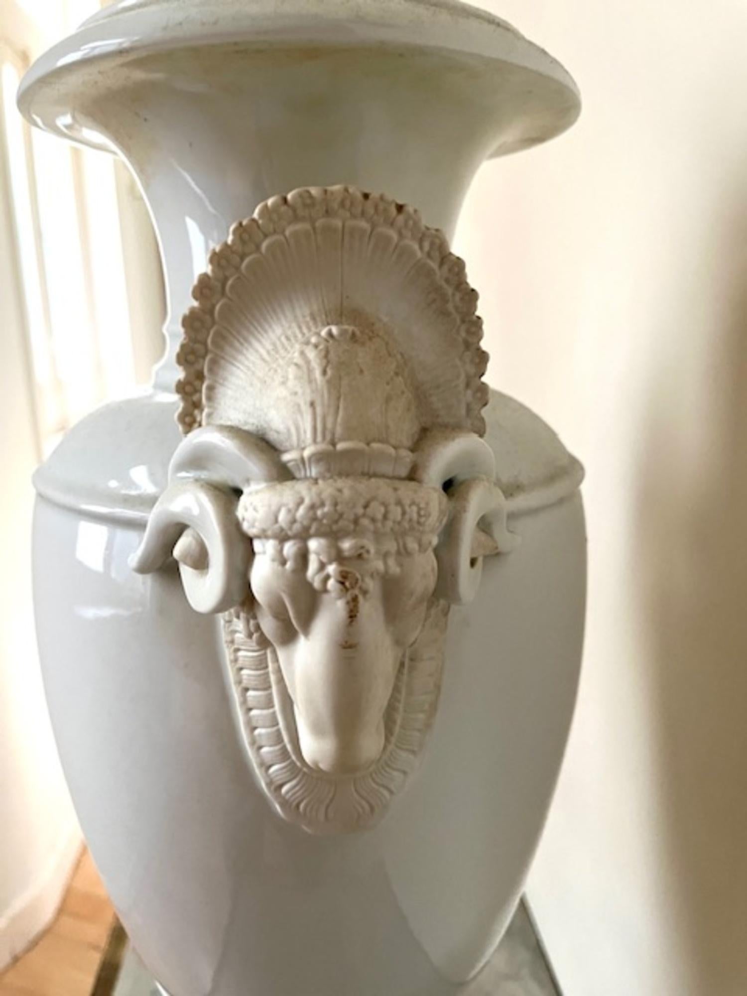 20th  Century Large Neoclassical Porcelain Urn with Ram’s Head Motifs. Glaseado en venta