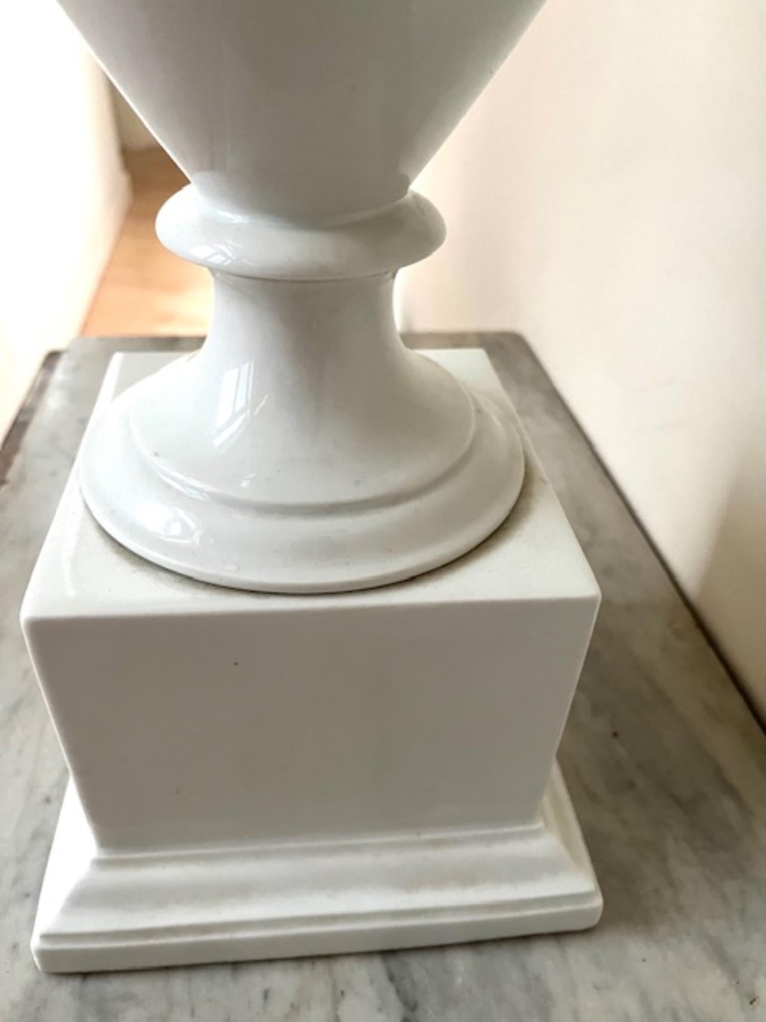 20th  Century Large Neoclassical Porcelain Urn with Ram’s Head Motifs. en Bueno estado para la venta en Madrid, ES