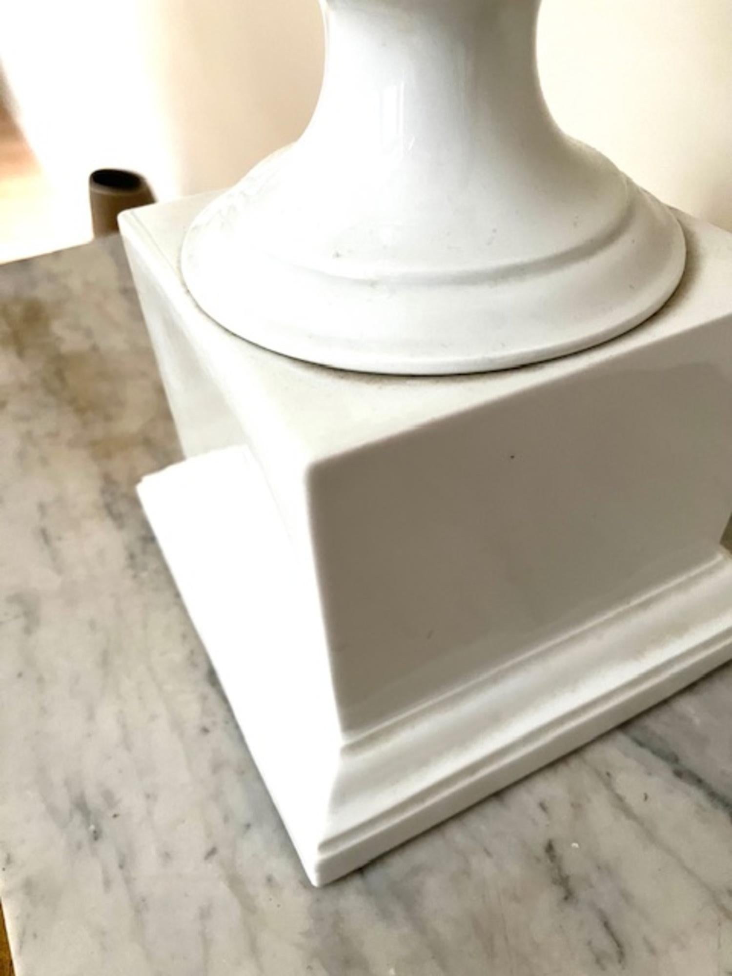 20th  Century Large Neoclassical Porcelain Urn with Ram’s Head Motifs. siglo XX en venta