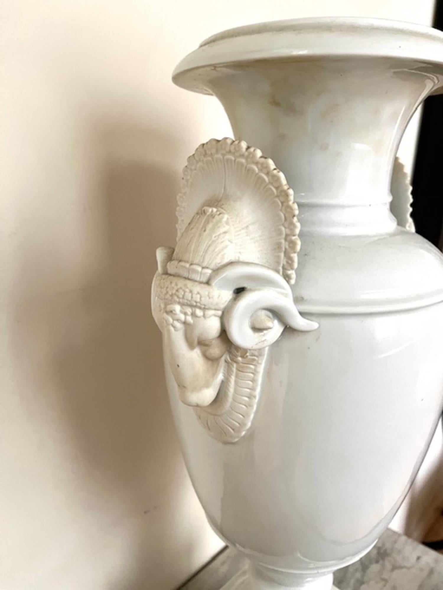 20th  Century Large Neoclassical Porcelain Urn with Ram’s Head Motifs. Porcelana en venta
