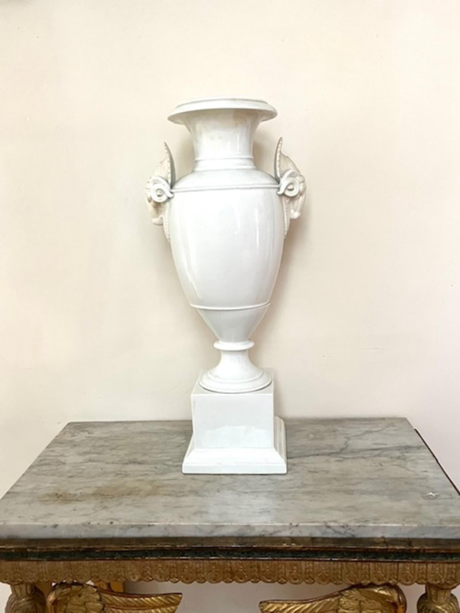 20th  Century Large Neoclassical Porcelain Urn with Ram’s Head Motifs. en venta 1