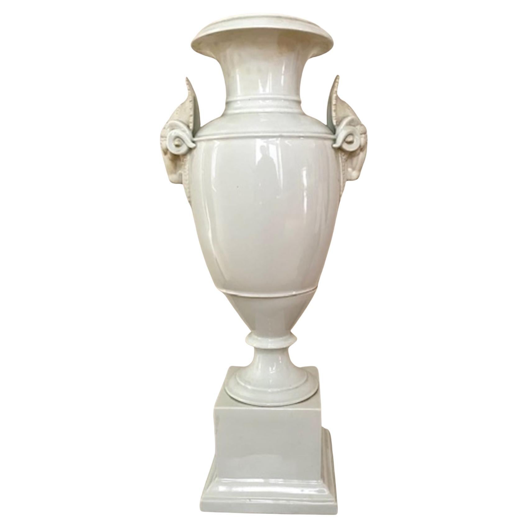 20th  Century Large Neoclassical Porcelain Urn with Ram’s Head Motifs. en venta