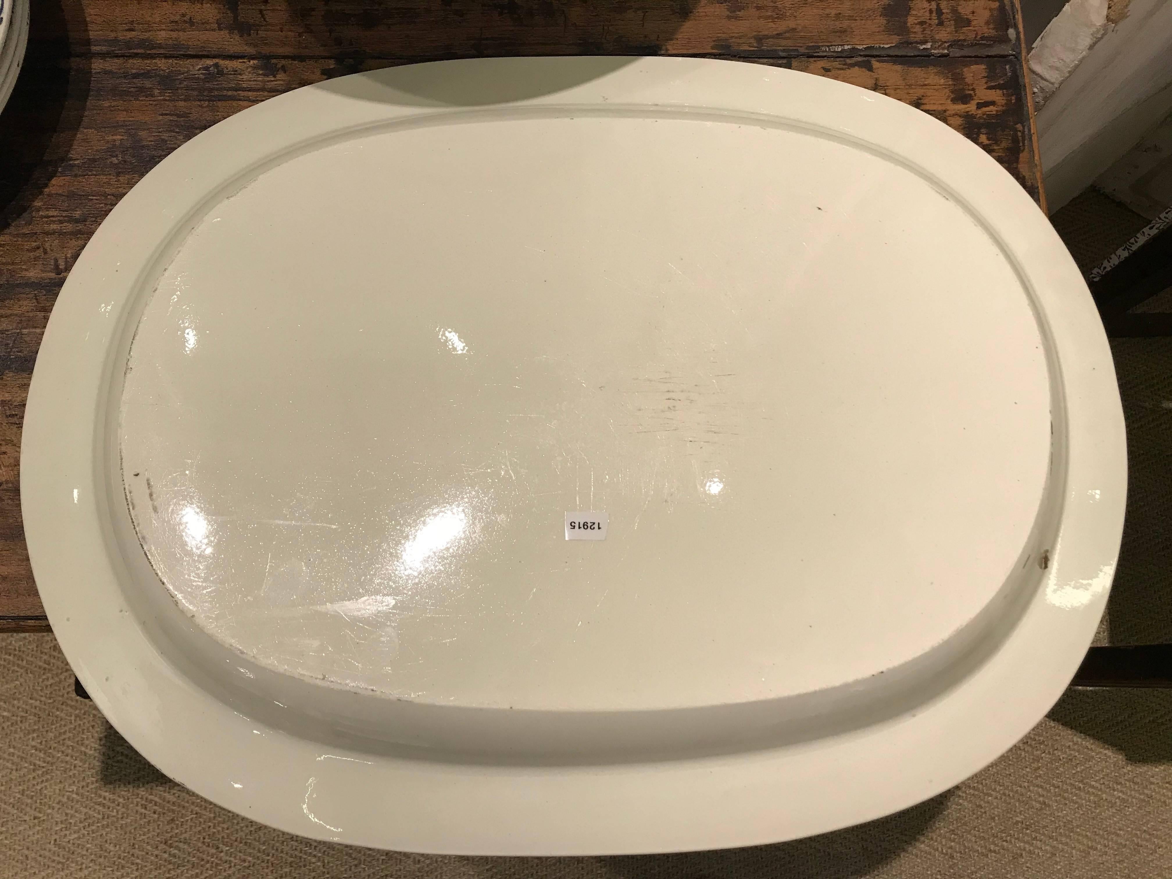 19th Century Large Oval Creamware Platter In Excellent Condition For Sale In Boston, MA