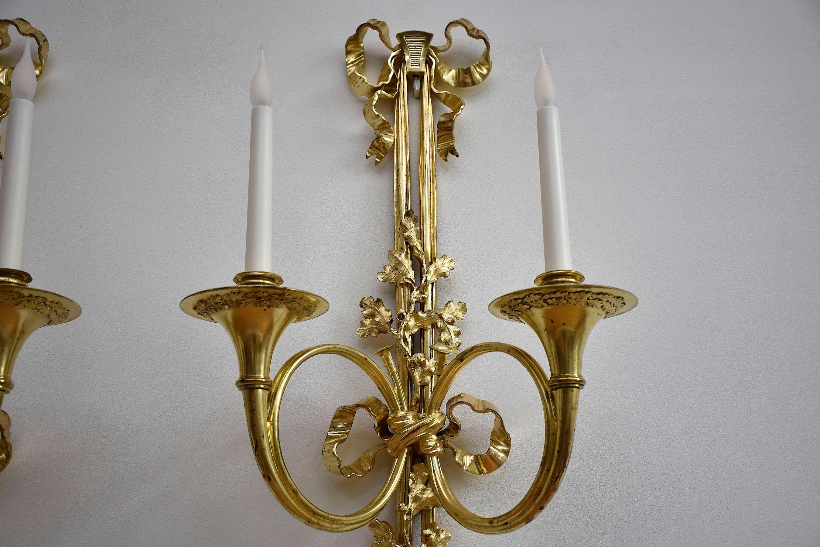 19th century large pair of gilt bronze wall lights in the style of Louis XVI In Good Condition For Sale In SON EN BREUGEL, NL