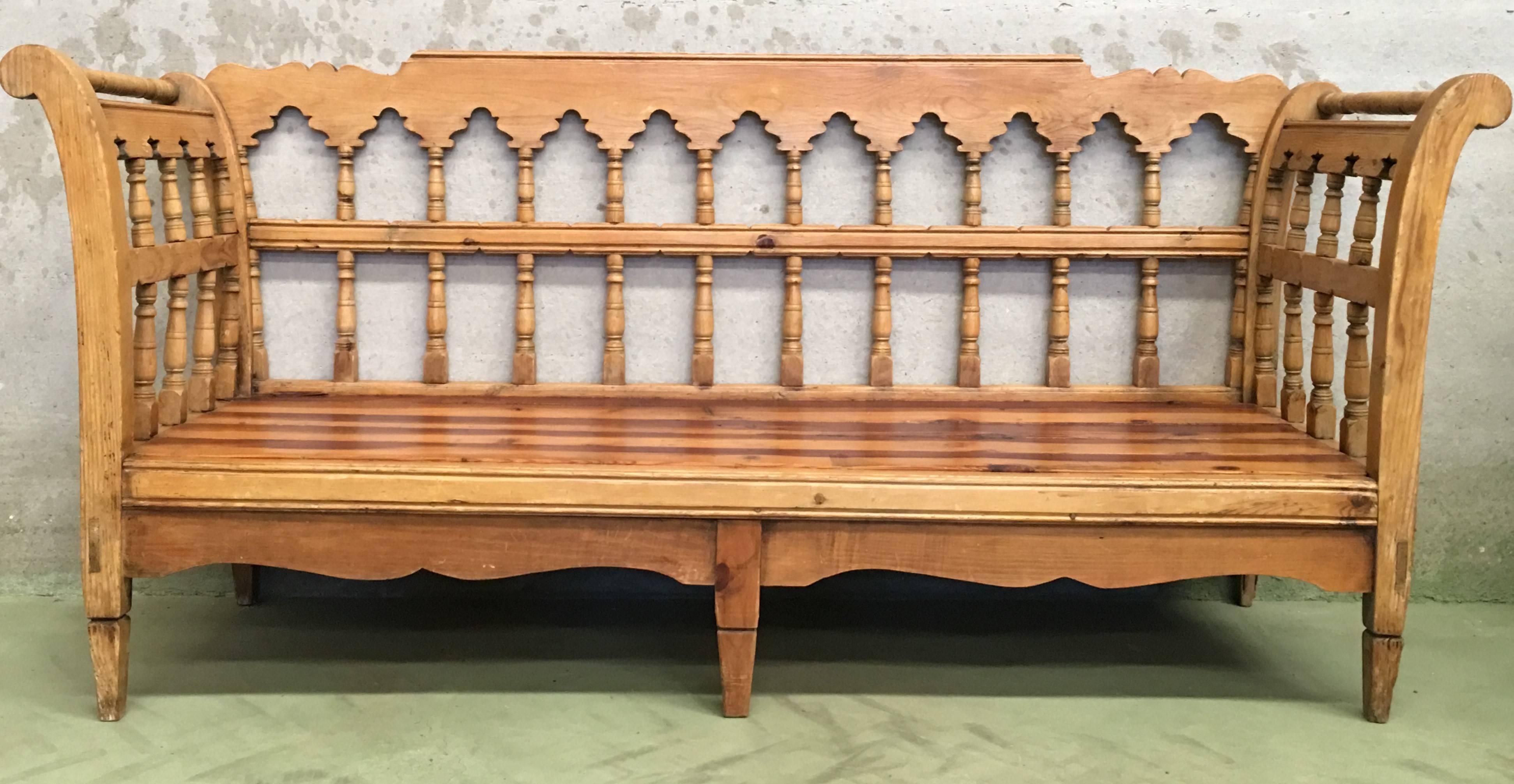 19th Century Large Pine Country Bench or Daybed In Excellent Condition In Miami, FL