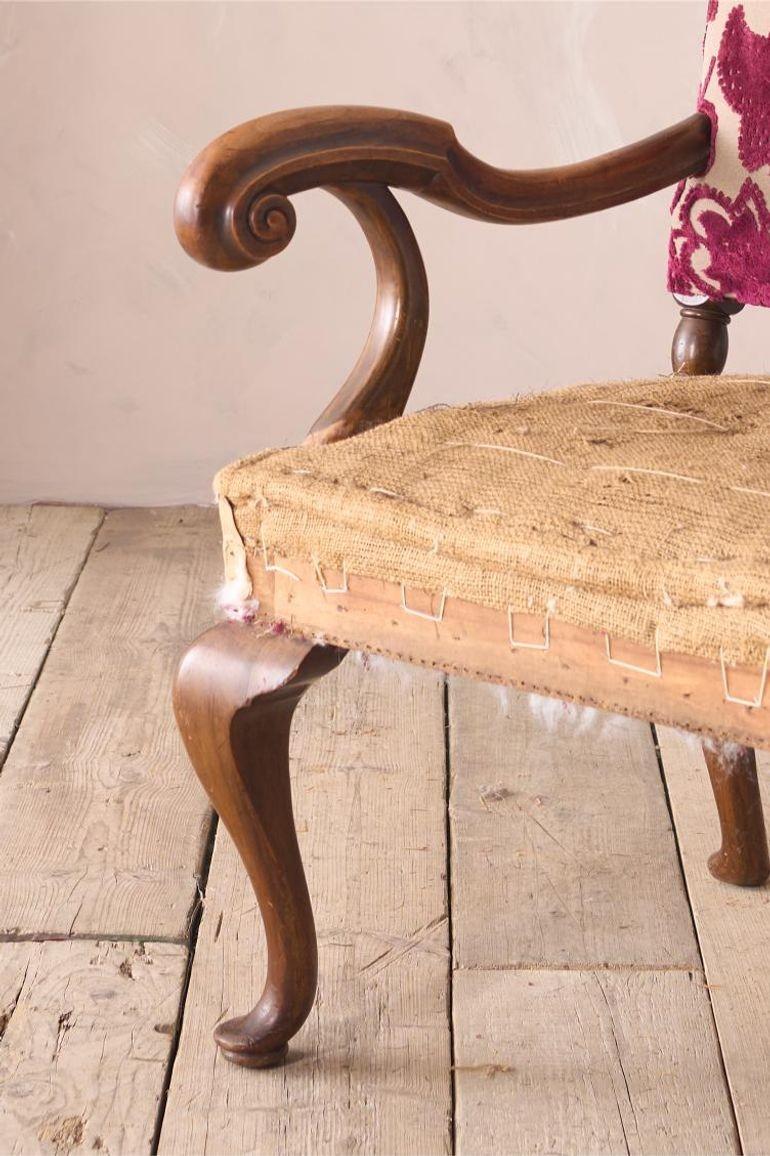 Il s'agit d'un fauteuil ouvert du XIXe siècle de très belle qualité. La forme exagérée des bras en fait une pièce particulièrement remarquable. Sa grande taille en fait un siège idéal pour tous les jours ou une grande chaise de bureau. Les pieds