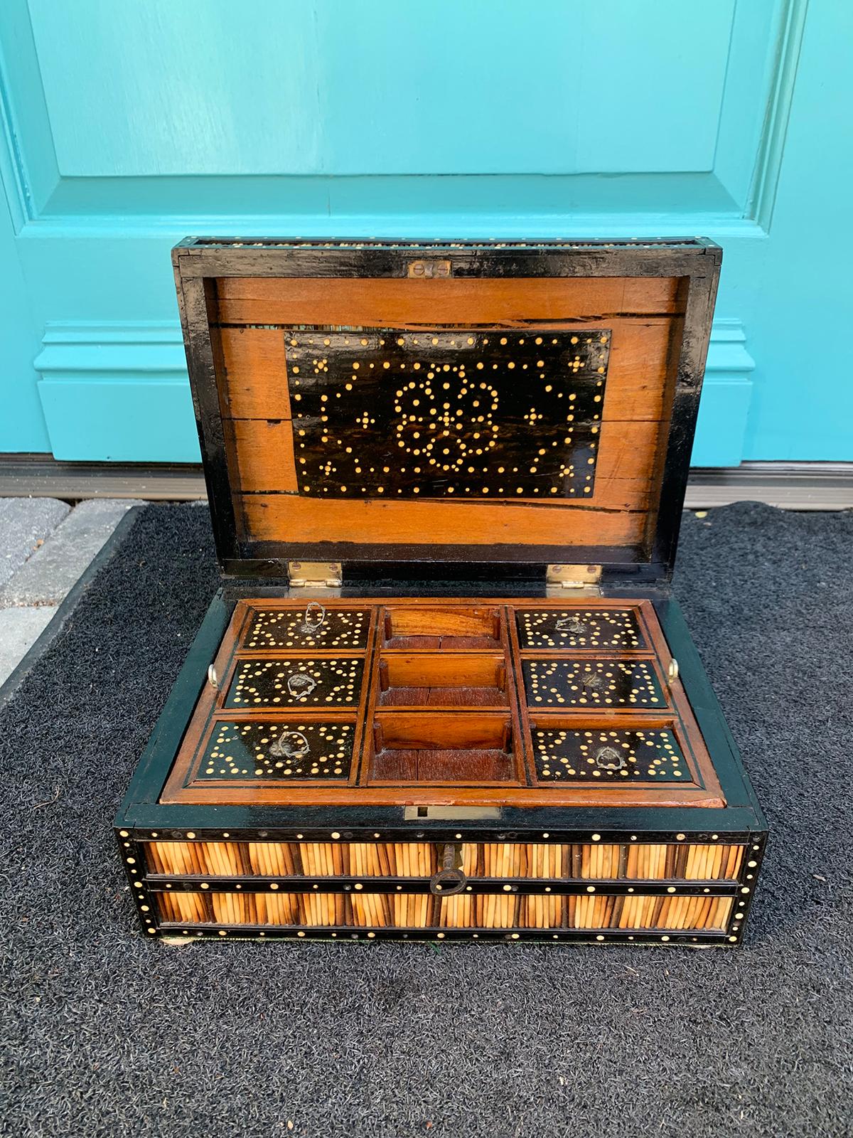 19th Century Large Quill Game Box In Good Condition In Atlanta, GA